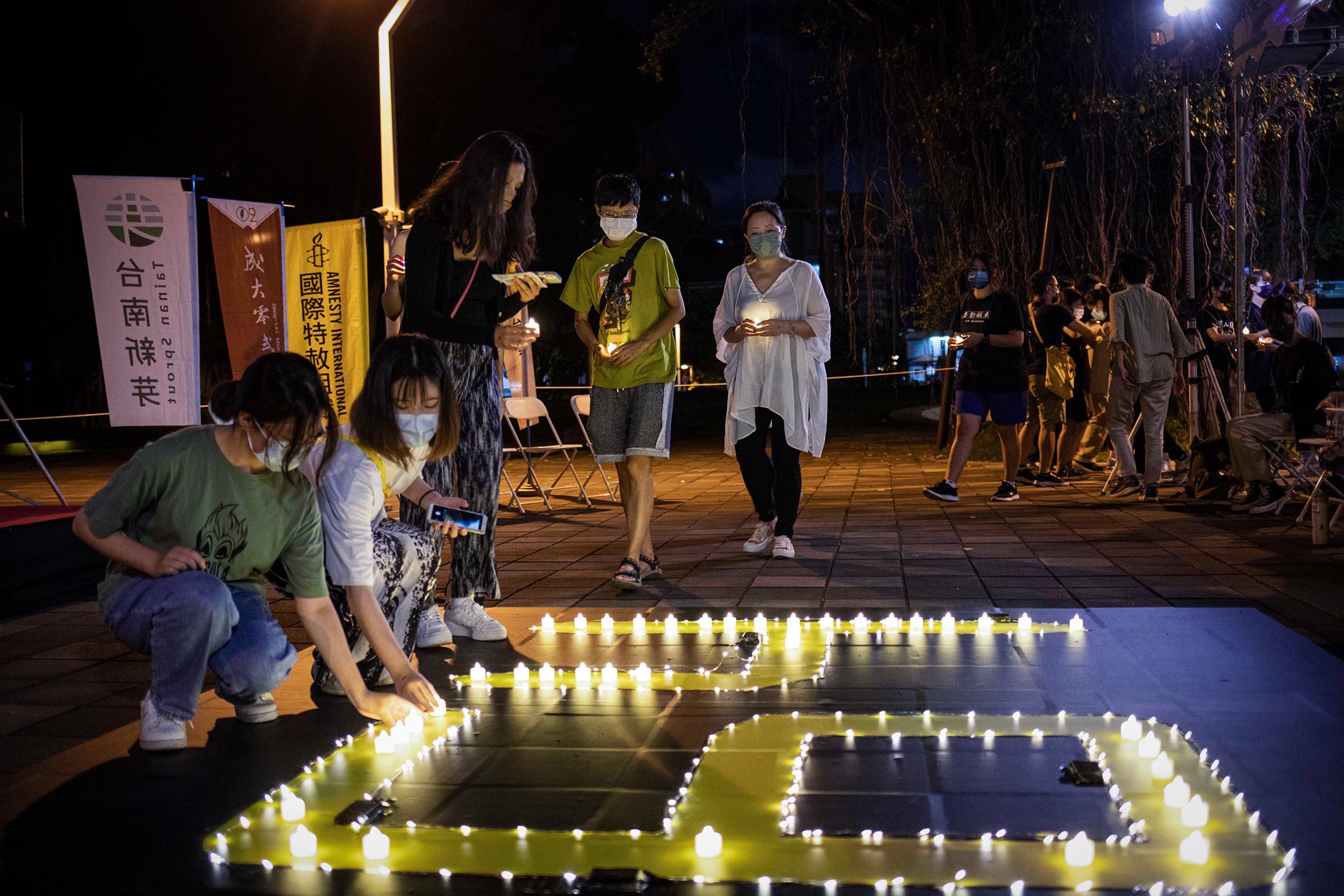 2022年6月2日,台南,六四舞台剧《5月35日》于成功大地光复校区博物馆前的南榕广场举行放映,现场约有 120名民众参与,当中皆有香港人与台湾人。摄:陈焯𪸩/端传媒