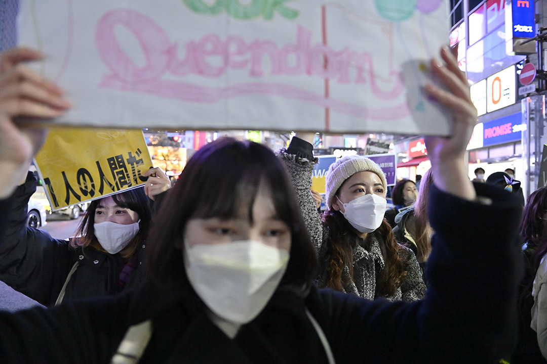 2022年3月8日,日本東京,婦女在「三八婦女節」遊行上高舉橫額。攝:David Mareuil/Anadolu Agency via Getty Images