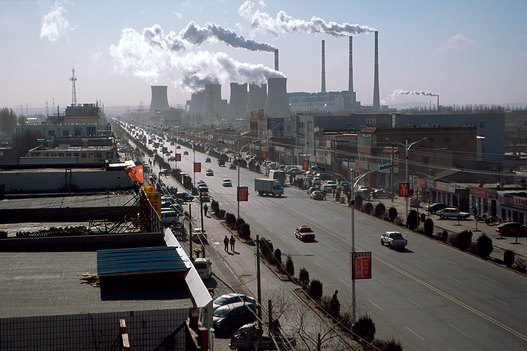 2008年12月2日，中國內蒙古，多座燃煤發電廠在民居前釋出濃煙。攝：Ryan Pyle/Corbis via Getty Images