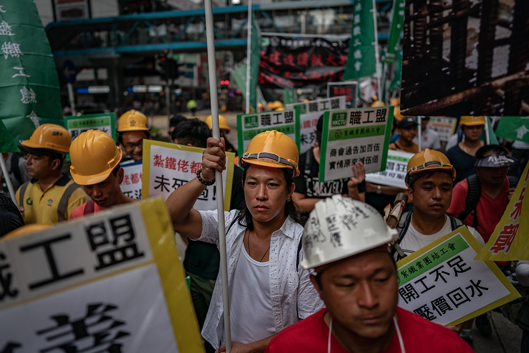 2019年5月1日,香港劳动节,数百名工人走上街头,高举著标语牌和横幅,要求改善工人的权利。摄:Anthony Kwan/Getty Images