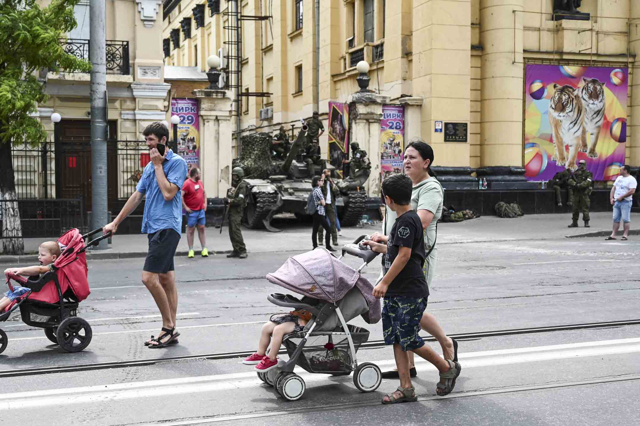 2023年6月24日,俄羅斯頓河畔羅斯托夫市,人們走過由瓦格納私人僱傭兵集團戰士控制的南部軍區總部附近的當地馬戲團。攝:Stringer/Reuters/達志影像