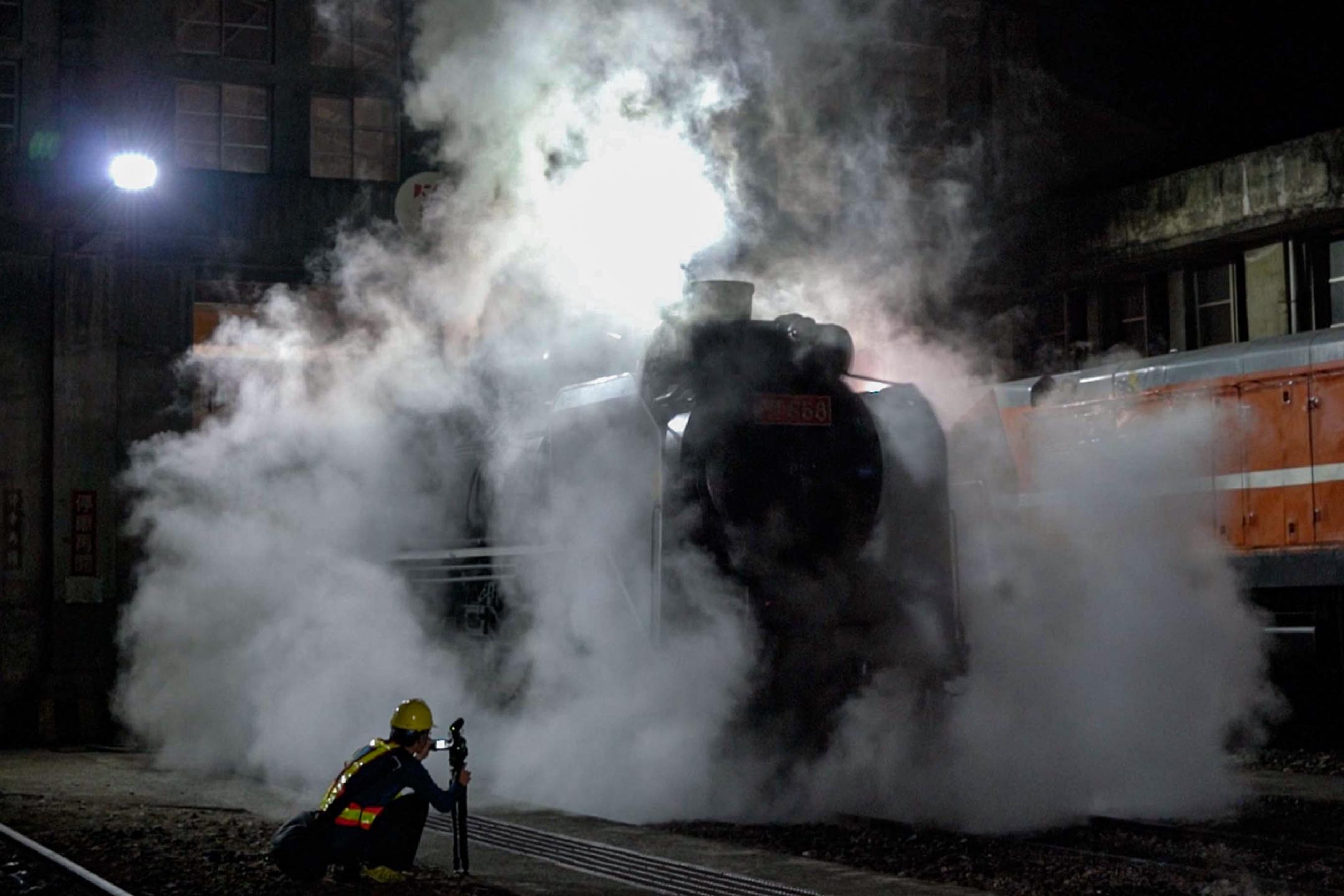 《南方,寂寞鐵道》紀錄了熟悉的蒸氣火車鳴笛聲,以及已走入歷史的藍皮普快、柴聯自強號、復興號等舊型列車。圖:上善醫文化工作室提供