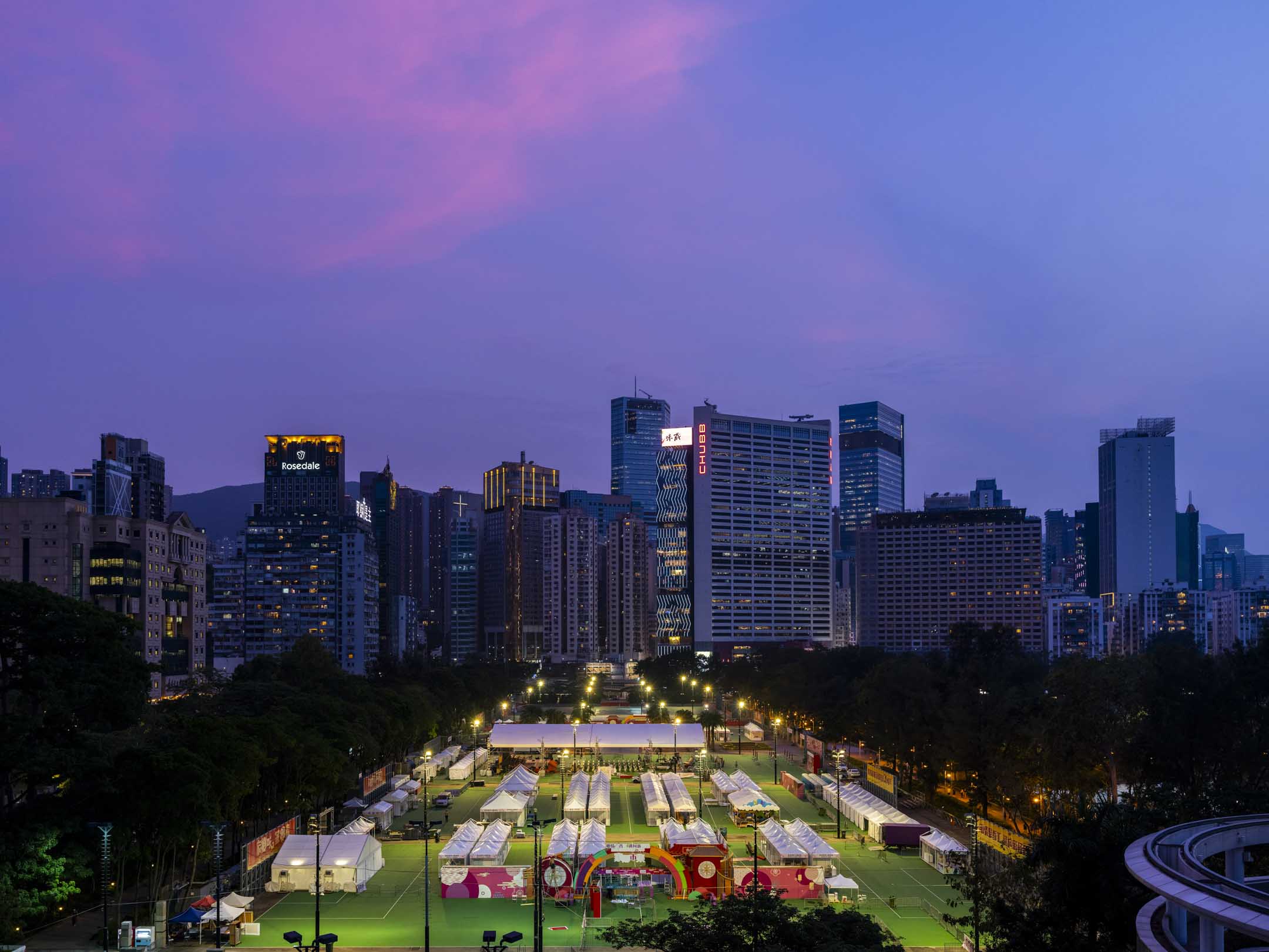 2023年6月1日,香港维多利亚公园的足球场。多个省级社团联会于6月3日起,一连三日在维园举办“家乡市集嘉年华”,现场已大致布置完成。摄:林振东/端传媒