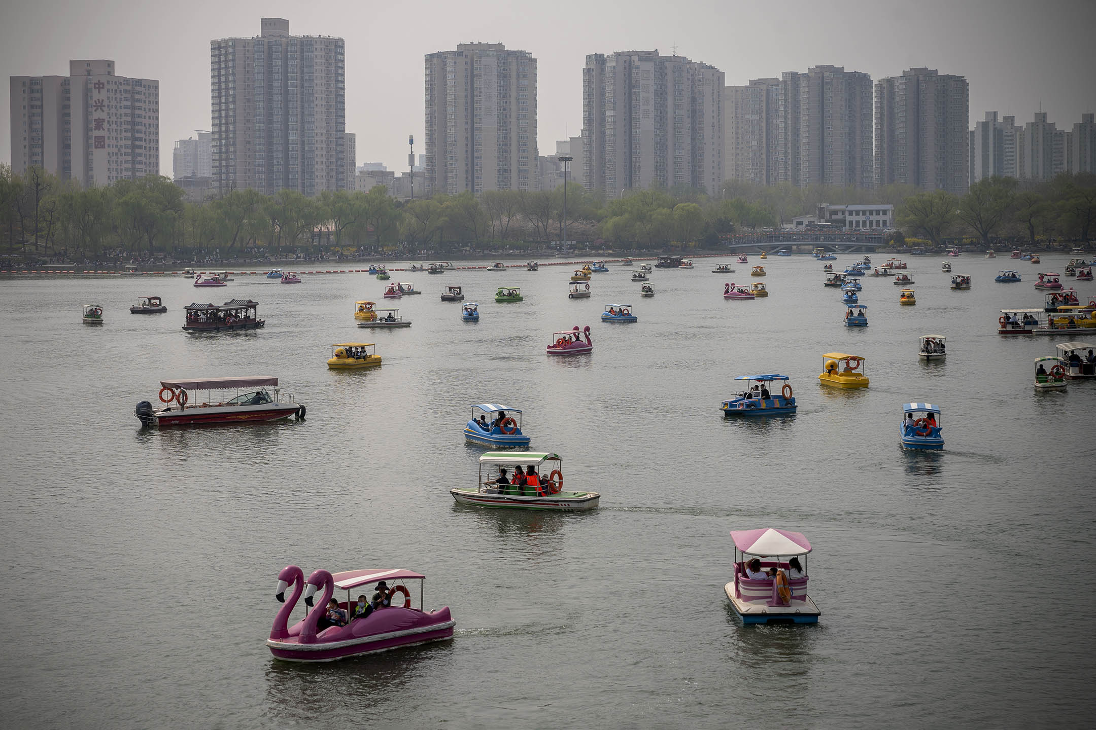 2022年4月9日,北京,人們在公園一個小湖上乘船。攝:Andrea Verdelli/Getty Images