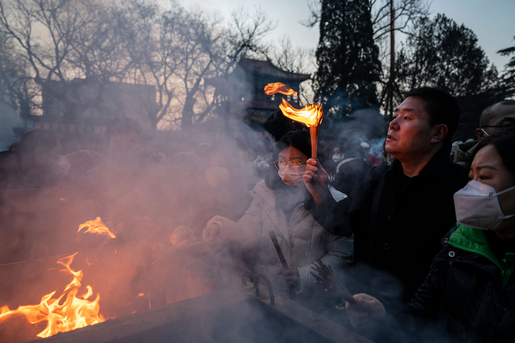 2023年1月22日,中國北京,市民在農曆新年期間到雍和宮上香。攝:Kevin Frayer/Getty Images