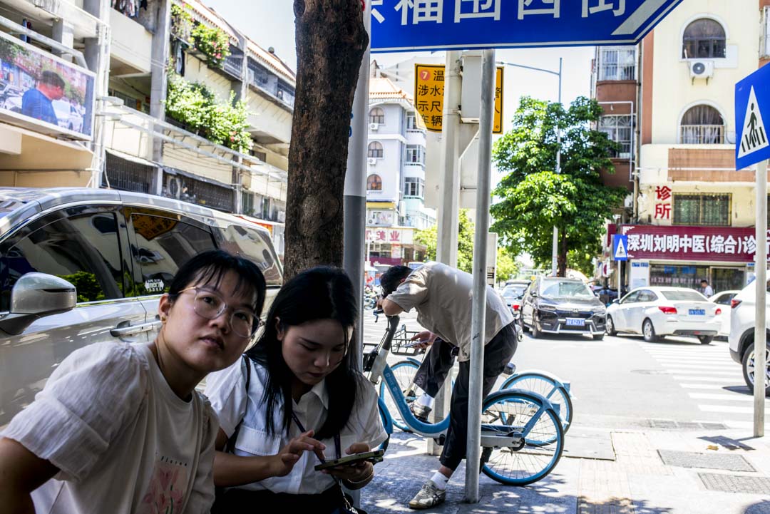 深圳宝安区下十围广生村,年轻人在街上。摄:林文清/端传媒