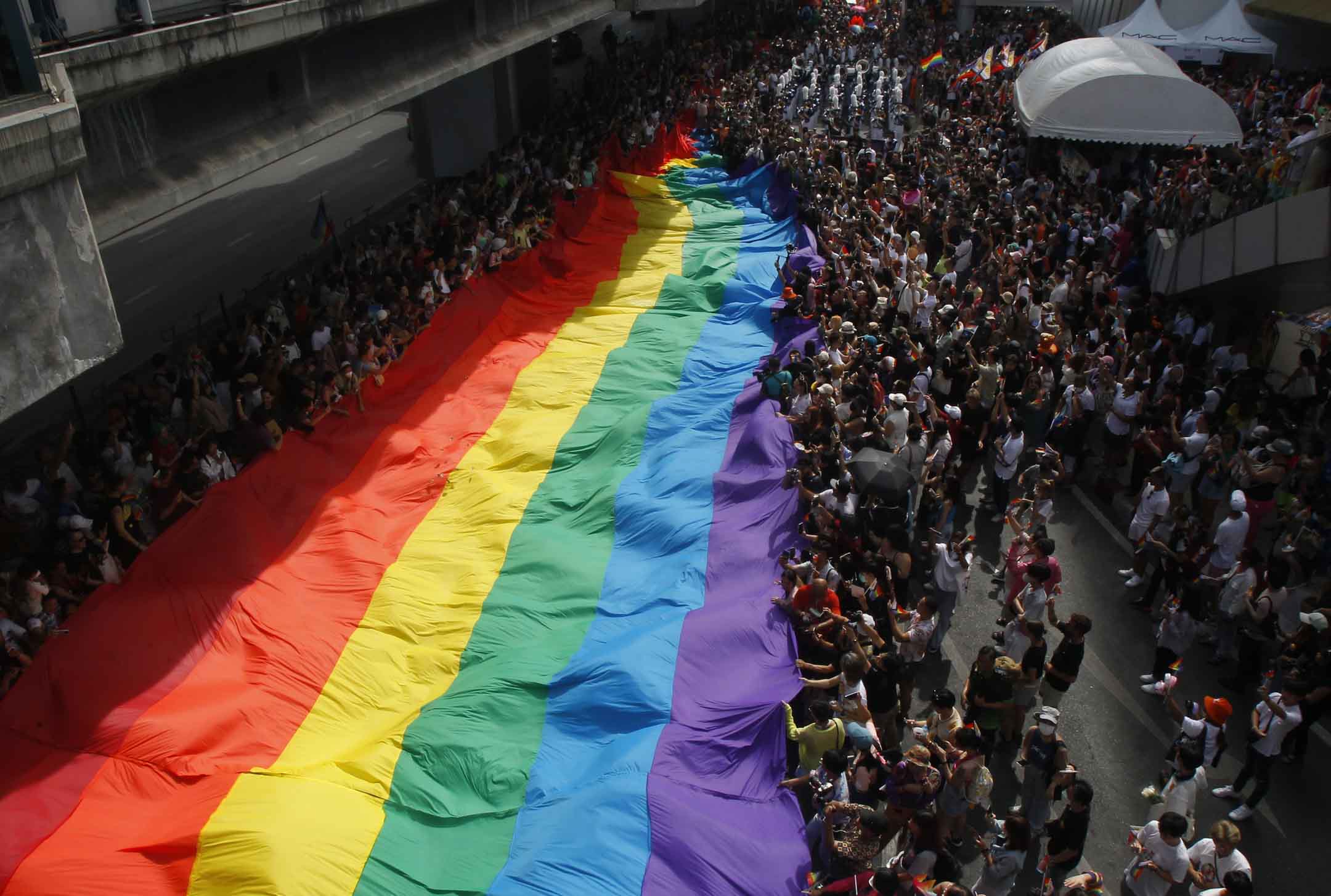 2023年6月4日,泰國曼谷驕傲遊行,LGBTQ群體聚集在市中心,身著色彩繽紛的服裝,對性別平等、LGBTQ的性別權利、性工作者權利、同性婚姻等性別問題提出訴求。攝:Chaiwat Subprasom/NurPhoto via Getty Images