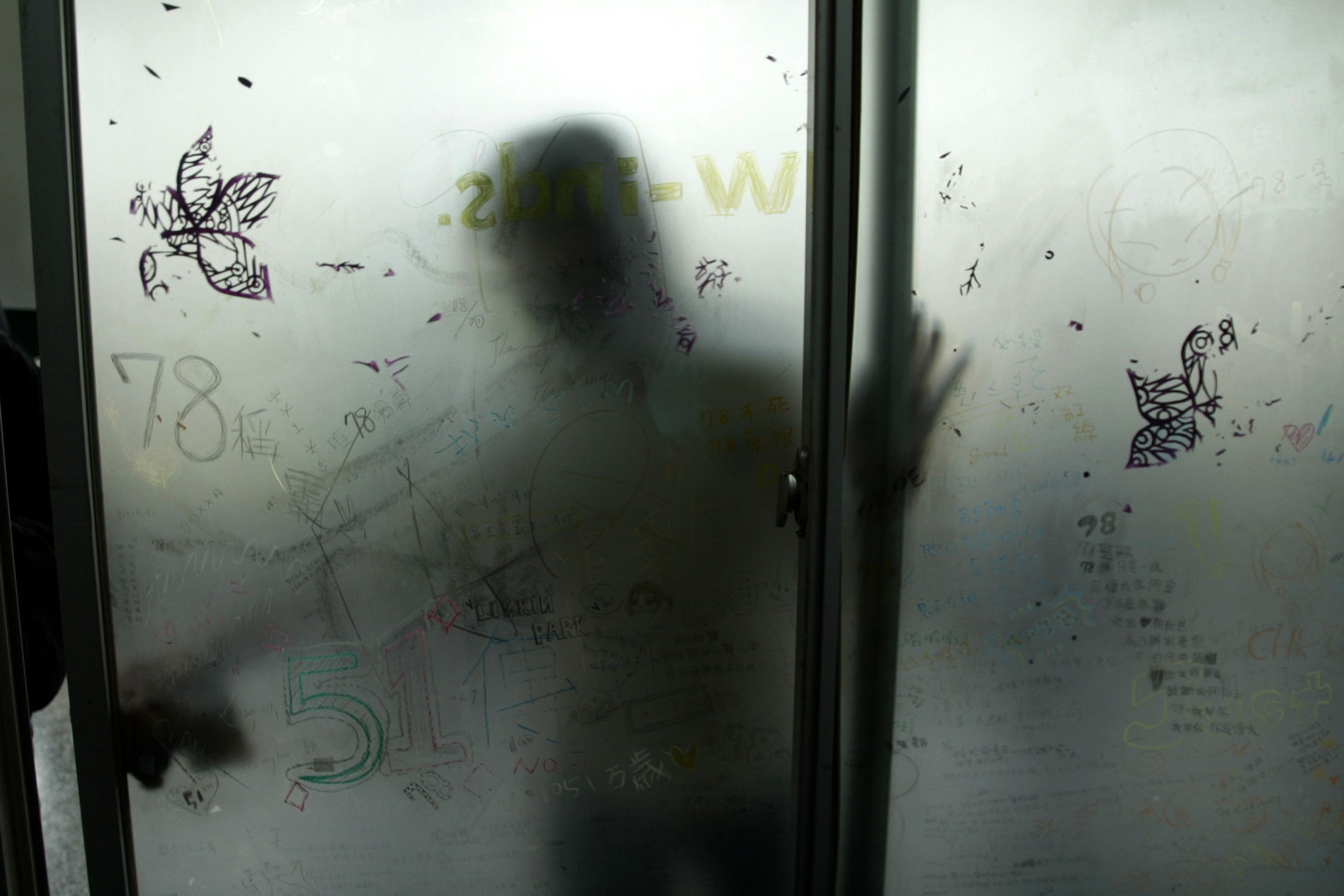 2003年12月18日,一名學生在台北的高中教室裡擦拭窗戶。攝:Simon Kwong/Reuters/達志影像