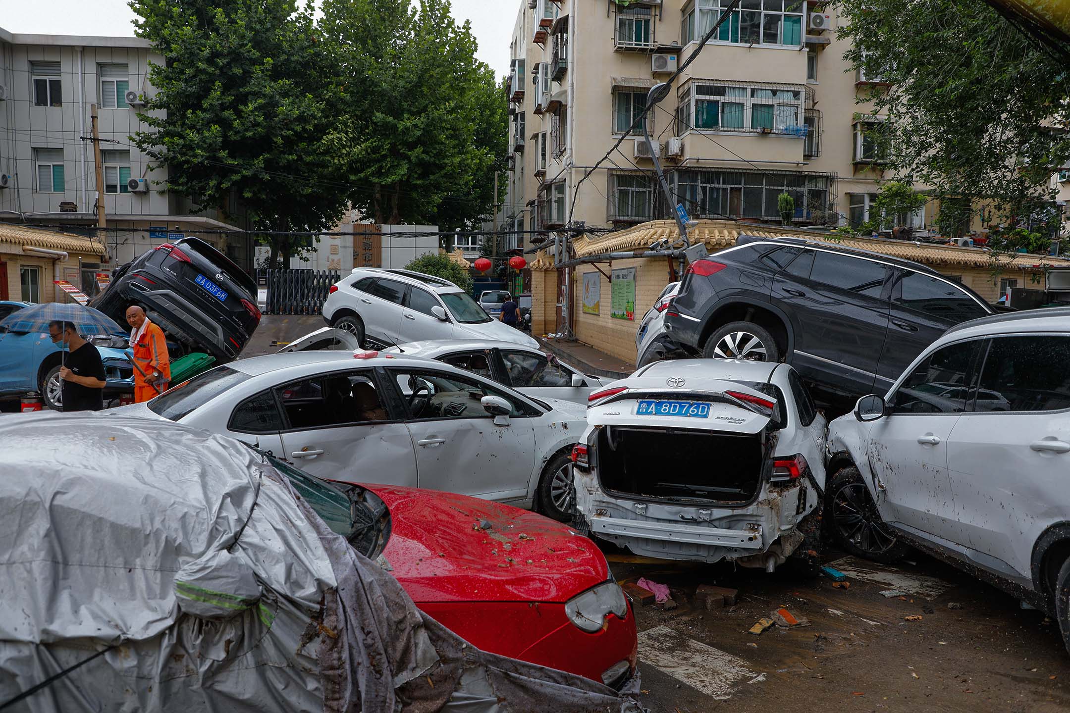 2023年7月29日,山东省济南市,台风和暴雨过后,汽车被吹倒。摄:Costfoto/NurPhoto via Getty Images