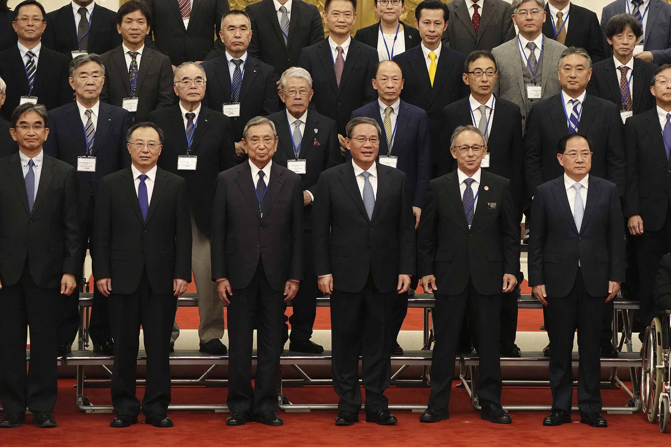 2023年7月5日,中國北京人民大會堂,中國國務院總理李強(右三)、國際貿易促進協會會長河野洋平(左三)、沖繩縣知事玉城丹尼(右二)等與會人員合影。攝:The Yomiuri Shimbun via AP Images/達志影像