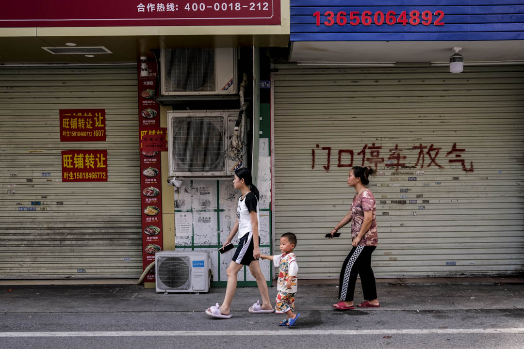 广州白云区大源村的商店在下午暂停营业。摄:叶天成/端传媒