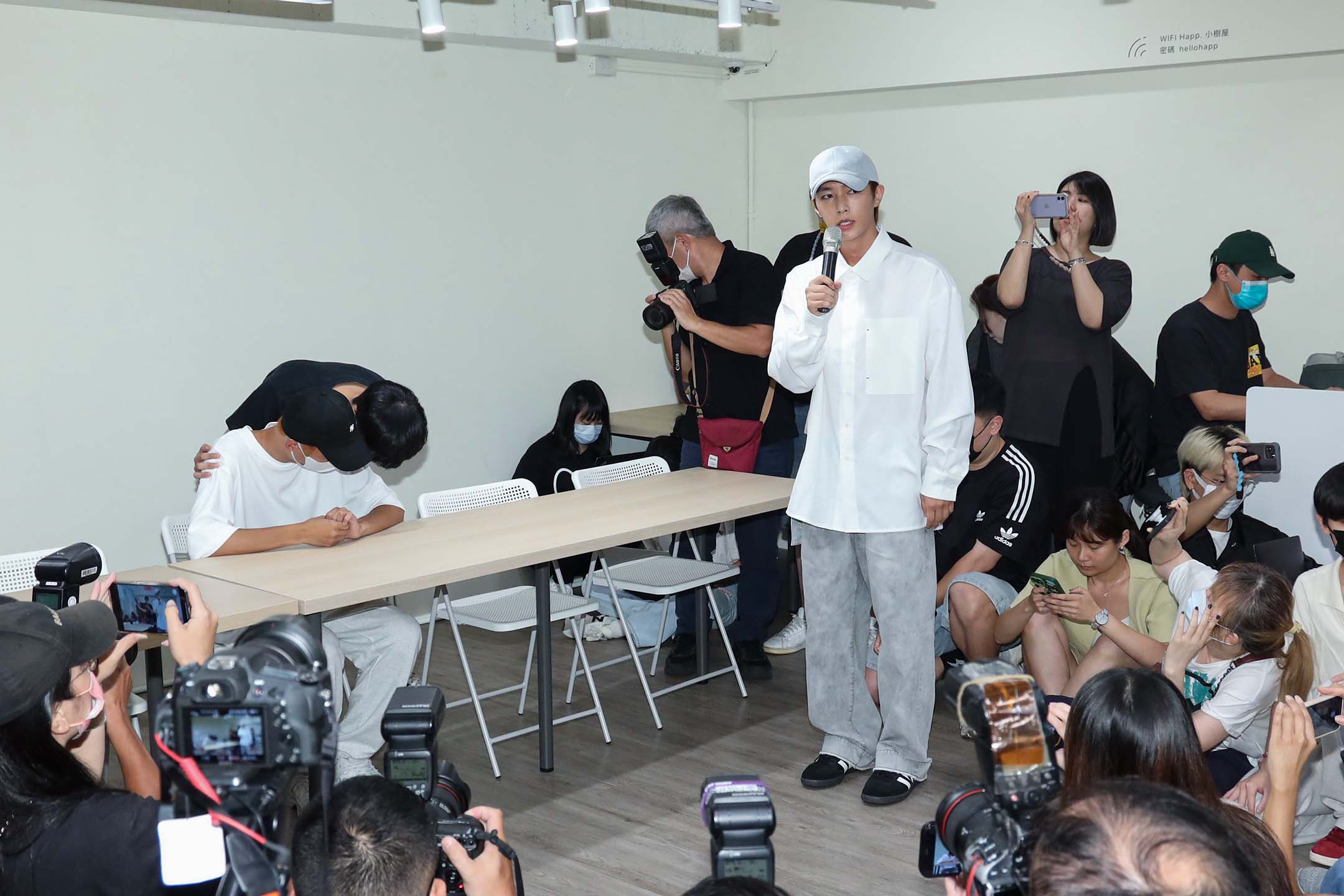 2023年6月21日,台北,演员炎亚纶(右)在网红耀乐(左)举行的新闻发布会上道歉。图:VCG via Getty Images