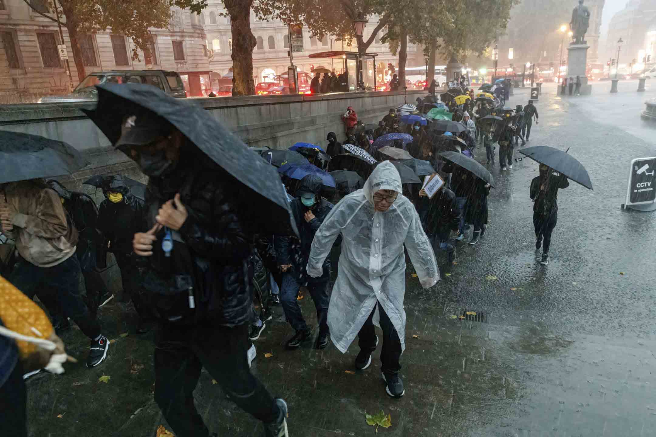 2022年10月17日，英國倫敦舉行的港人抗議集會，數百人在暴風雨中從唐寧街經唐人街遊行到中國駐倫敦大使館。 攝：May James/SOPA Images/LightRocket via Getty Images