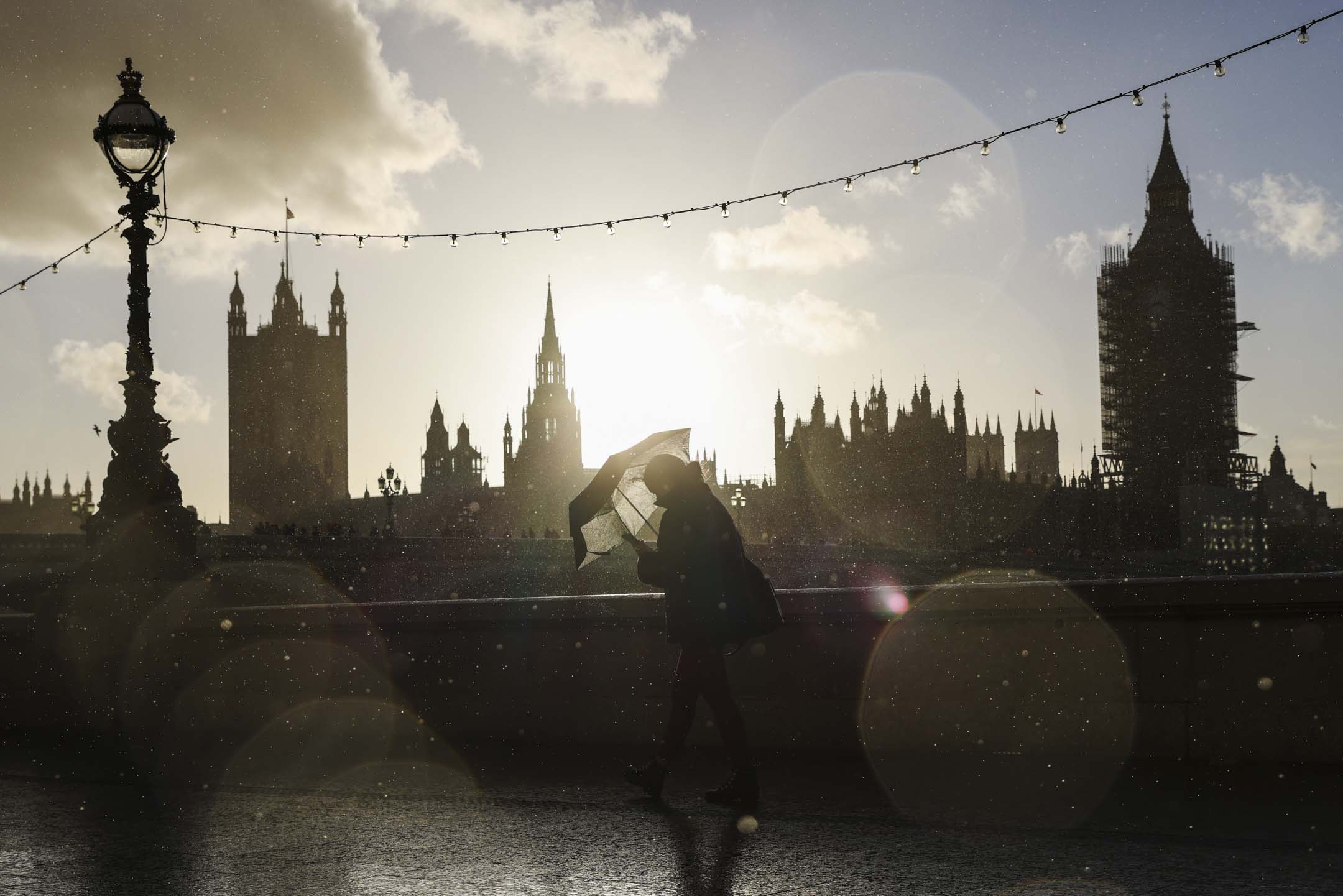 2021年10月31日，英國倫敦，一名行人在雨中沿著南岸行走。攝：Hollie Adams/Getty Images