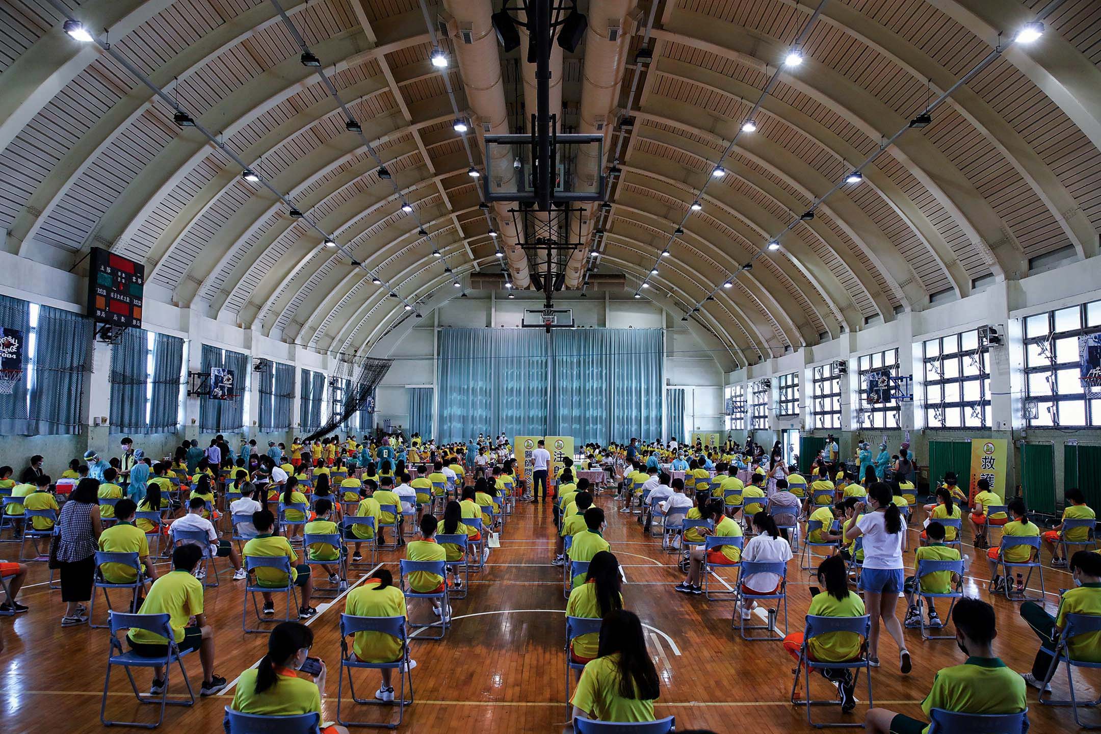 2021年9月22日,台北市一所学校体育馆举行的疫苗接种活动。摄:I-Hwa Cheng/Bloomberg via Getty Images