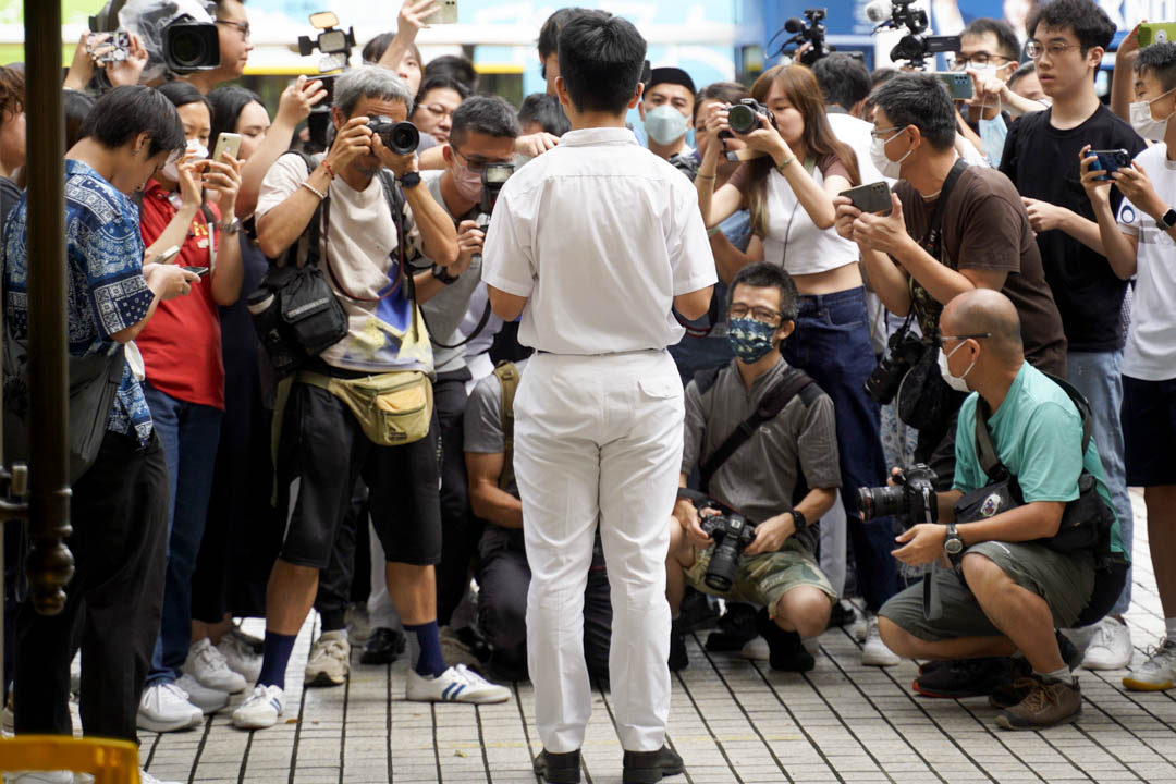 2023年7月19日,皇仁书院状元罗泽嘉,领取成绩单后接受传媒采访。摄:林振东/端传媒
