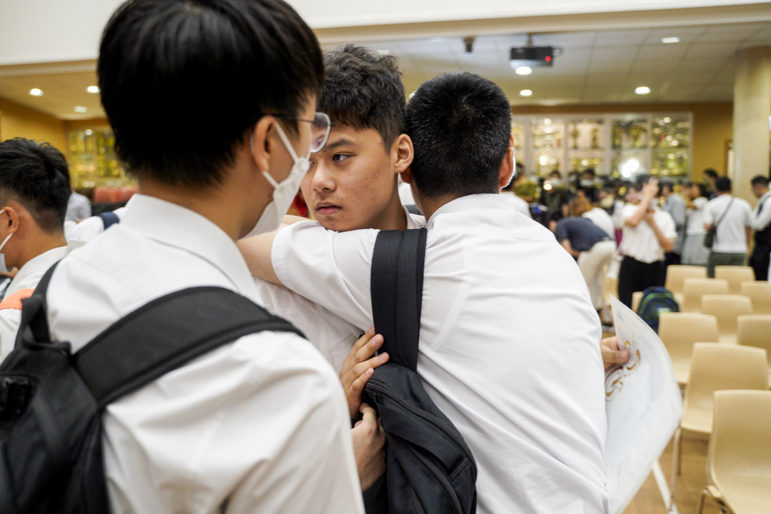 2023年7月19日,皇仁书院,领取成绩单后的放榜生在礼堂上拥抱。摄:林振东/端传媒