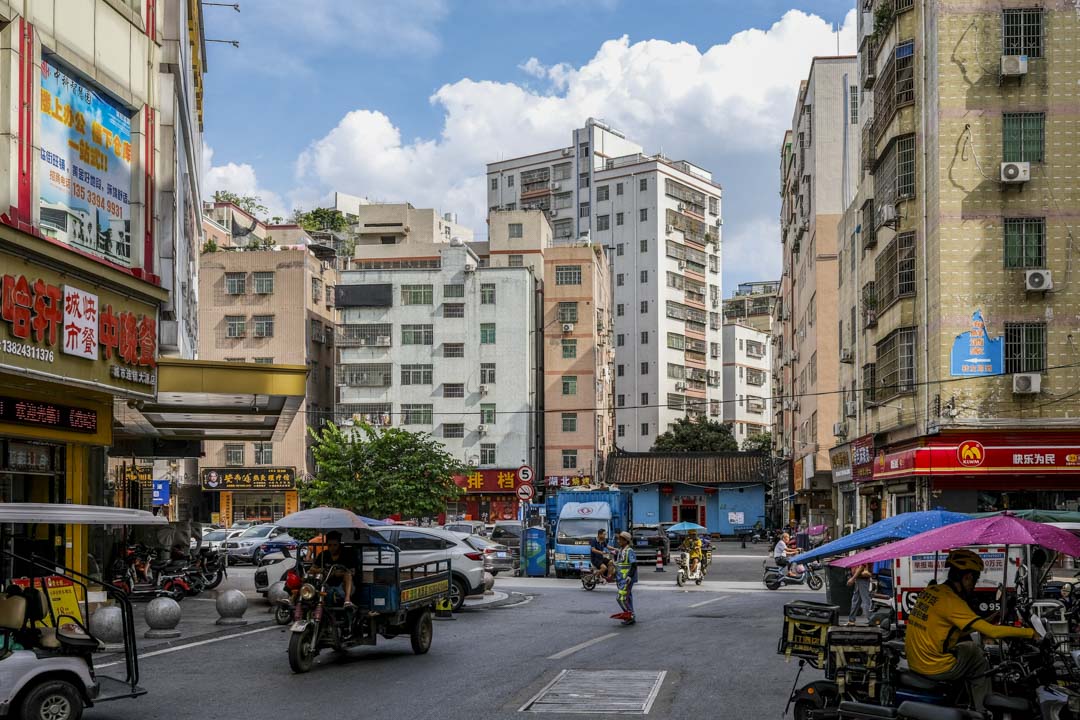 广州白云区大源村,下午时分街上行人并不多。摄:叶天成/端传媒