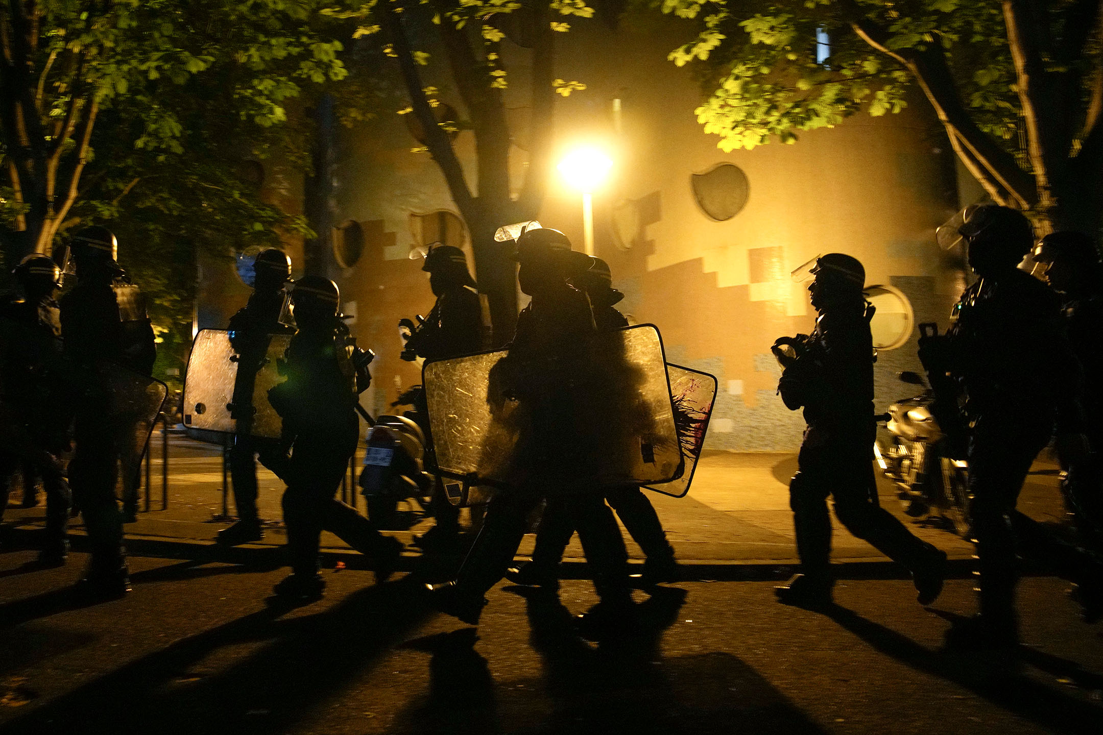 2023年7月1日,法國巴黎,防暴警察在街道上巡邏。攝:Lewis Joly/AP/達志影像