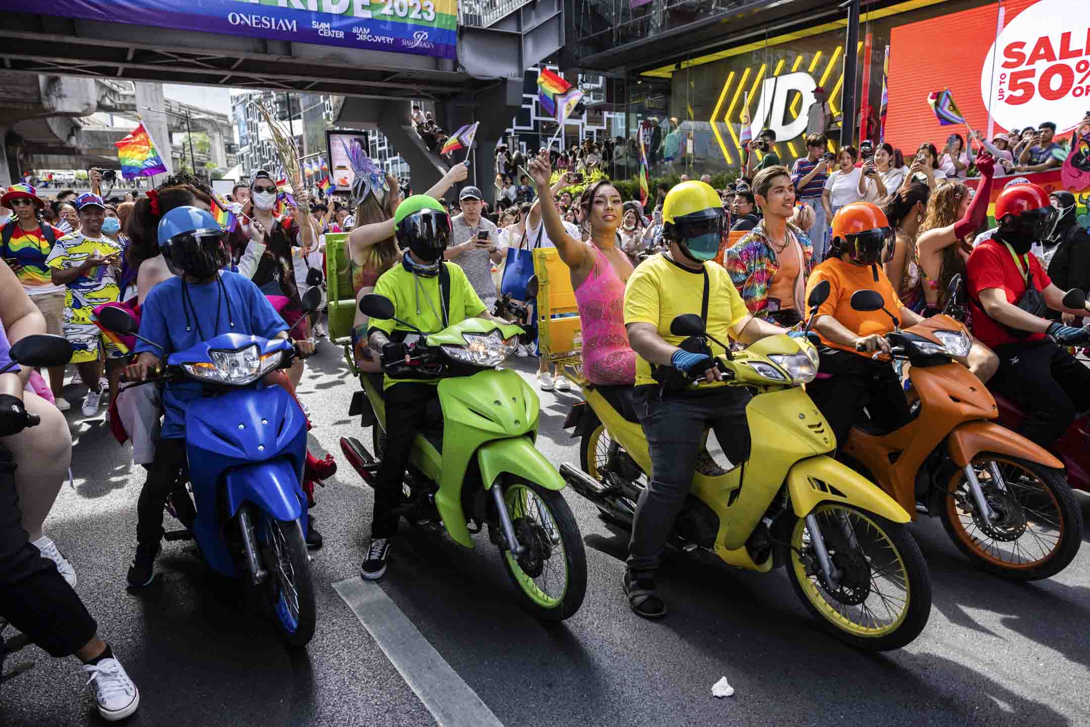 2023年6月4日,泰國曼谷,參加者騎著彩虹色摩托車參加驕傲遊行。攝:Lauren DeCicca/Getty Images