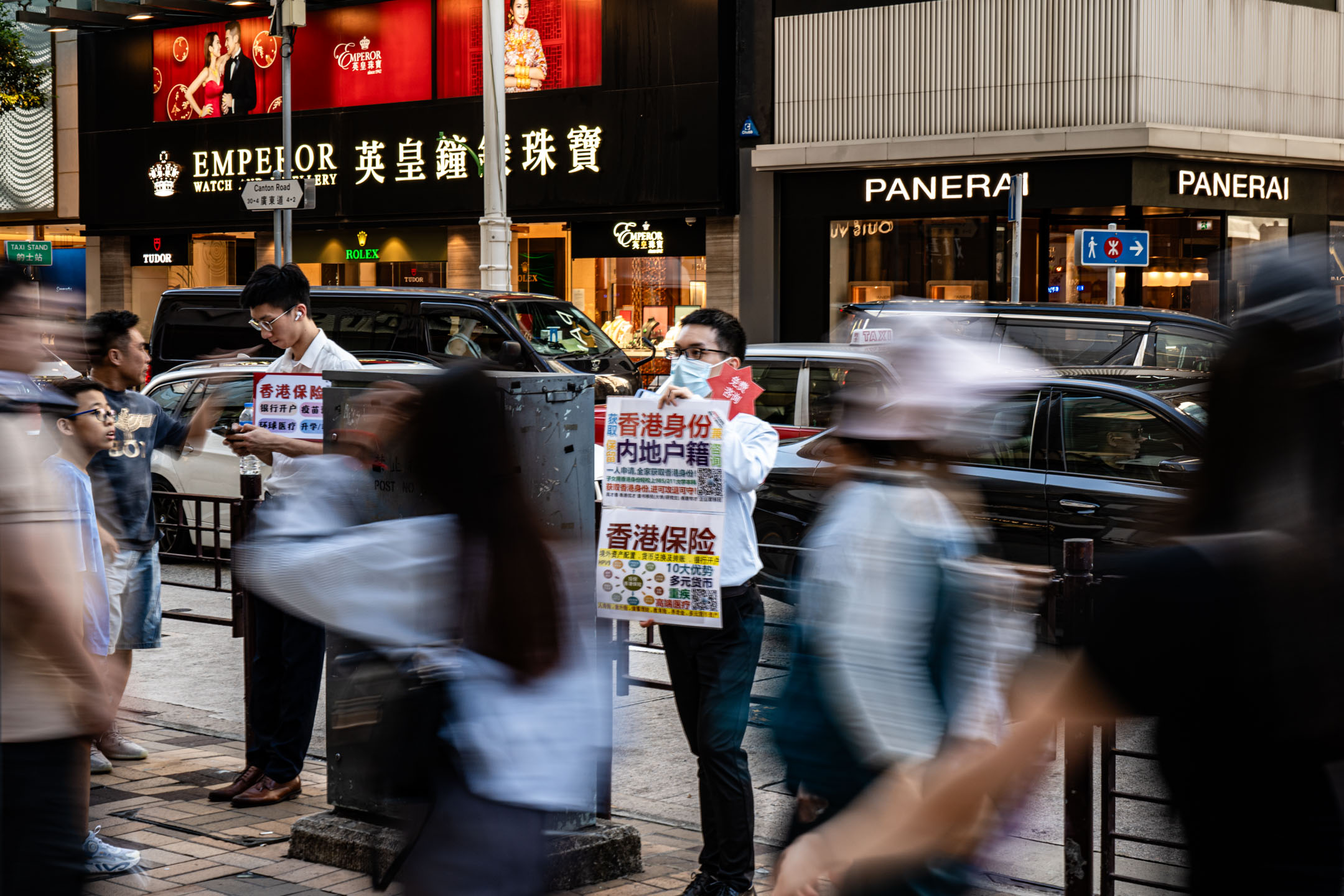 2023年7月12日,香港尖沙咀,保險從業員在街道上推銷保險產品。攝:Ryan Lai/端傳媒