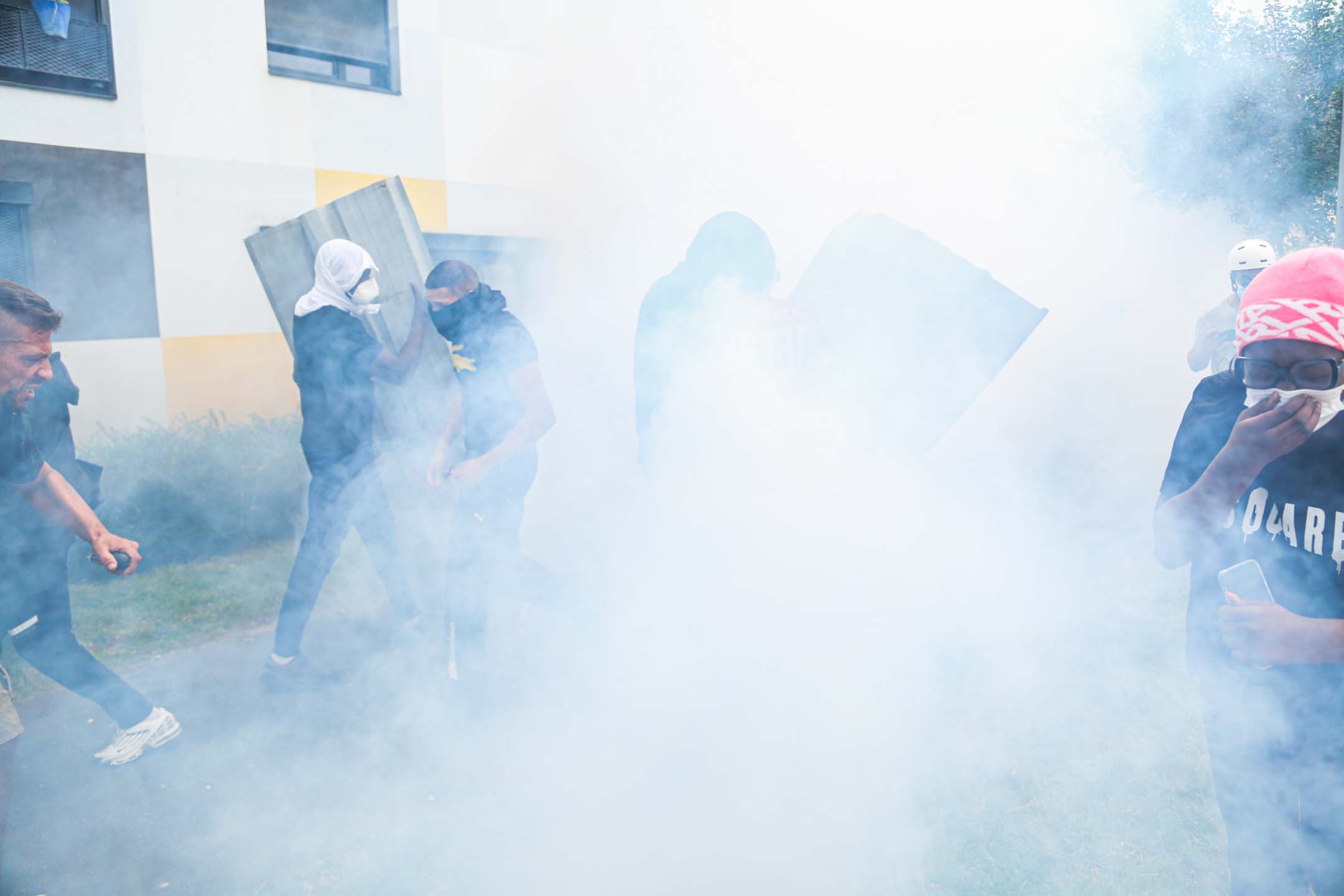 2023年6月29日,法國巴黎,大批示威者走上街頭,防暴警方使用催淚彈驅趕。攝:Ibrahim Ezzat/Anadolu Agency via Getty Images