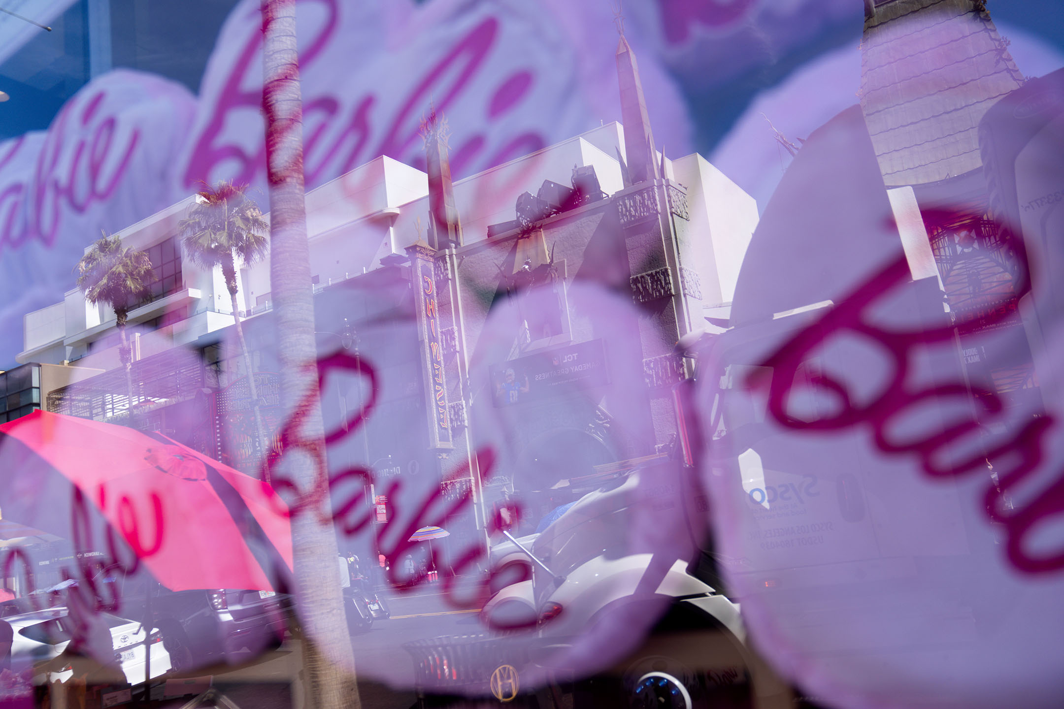 2023年7月14日,美國洛杉磯,一間店舖擺放著電影《芭比》(Barbie)的主題枕頭。攝:Eric Thayer/Bloomberg via Getty Images