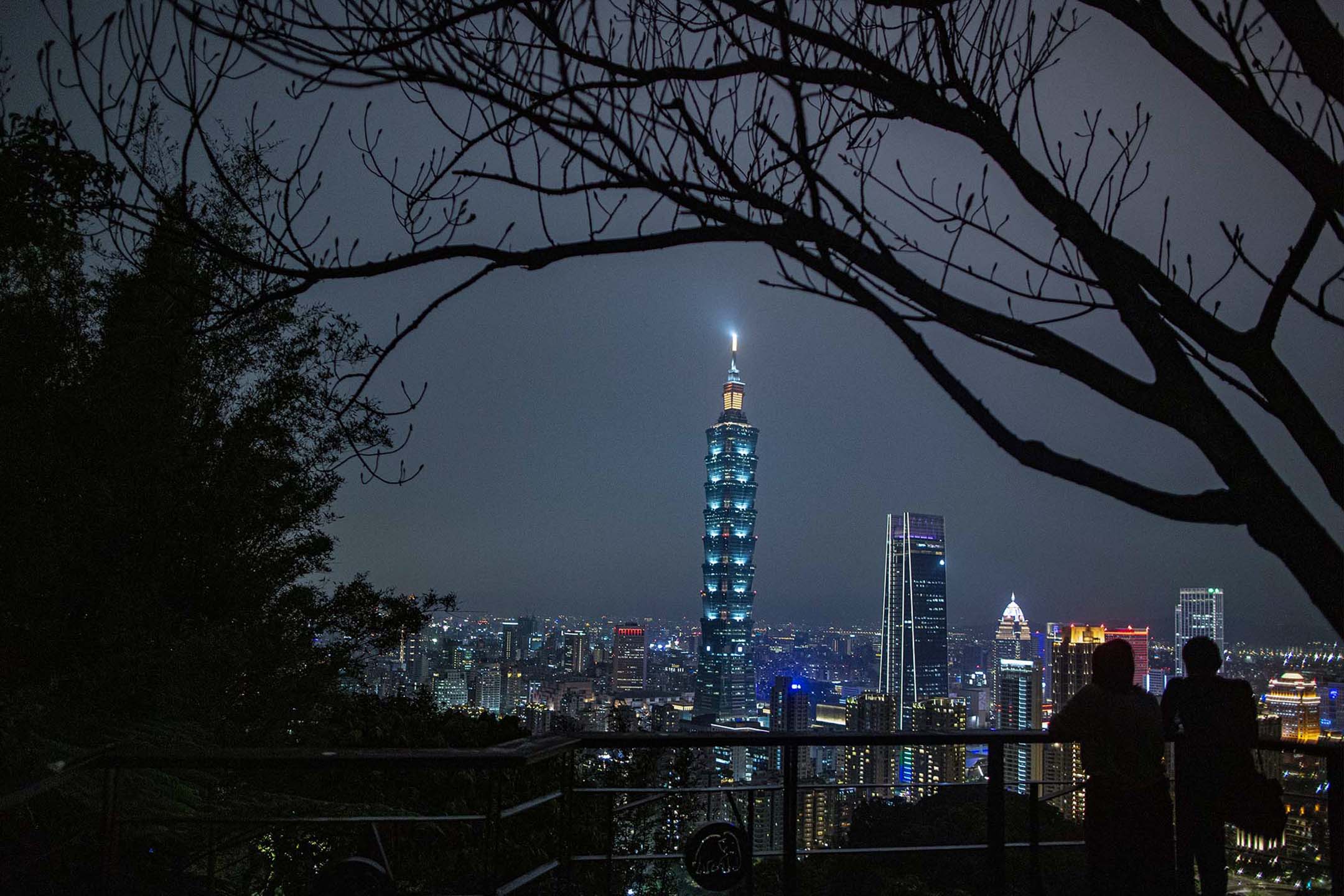 2020年4月1日,台北夜景。摄:陈焯𪸩/端传媒