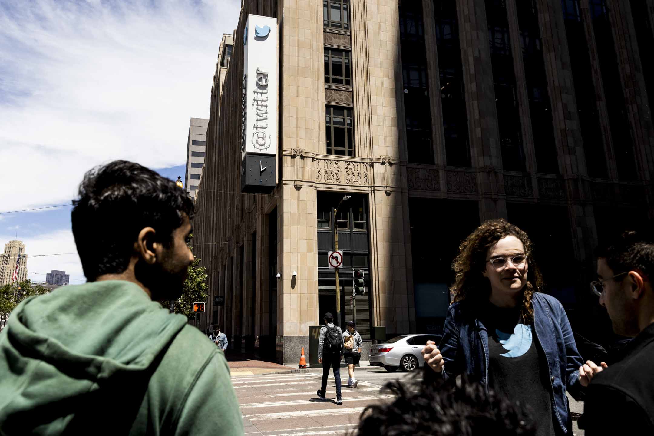 2023年7月24日,美国加州旧金山 Twitter 总部的部分商标被拆除。摄:Benjamin Fanjoy/Bloomberg via Getty Images