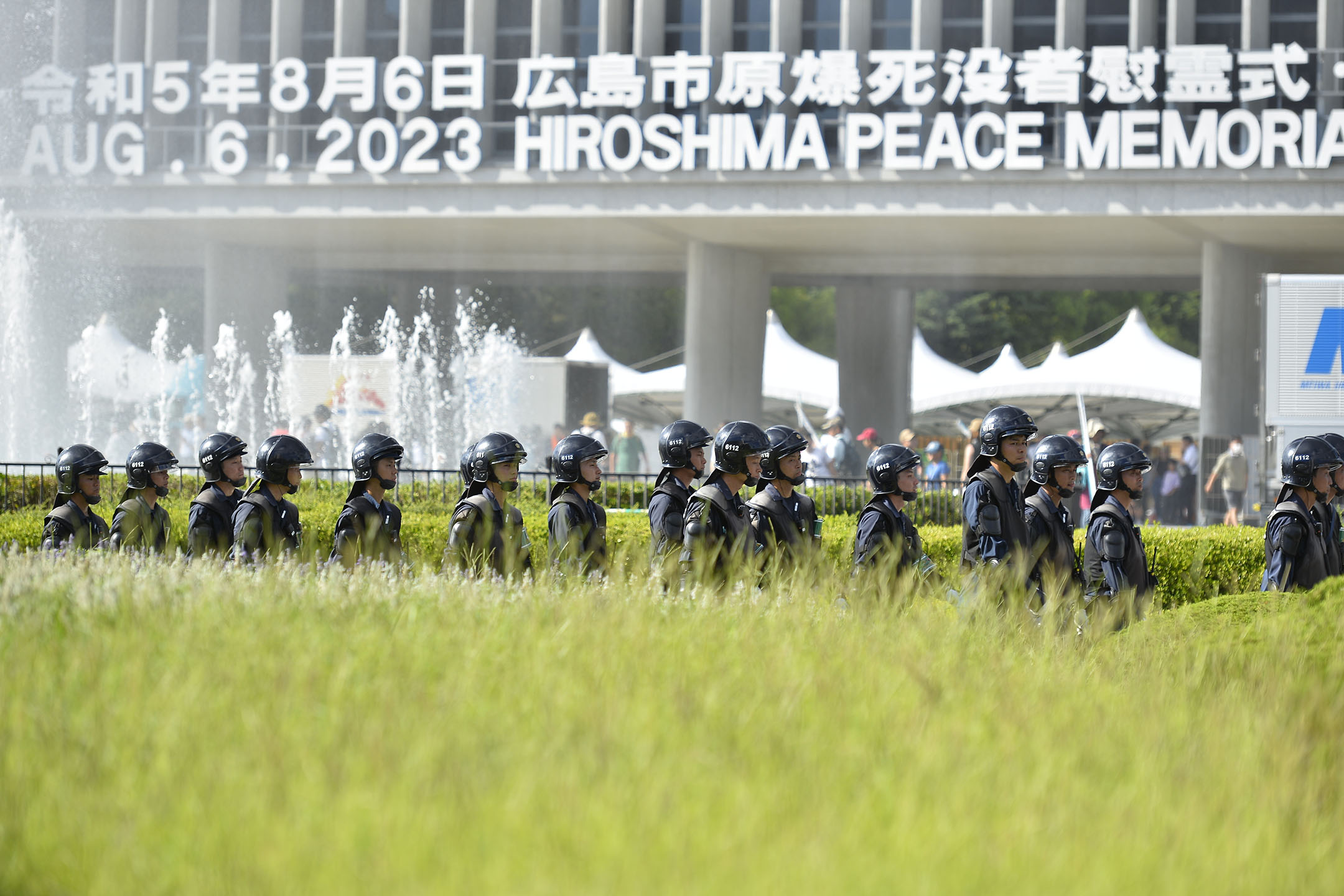 2023年8月6日,日本广岛,警察在和平纪念大楼前巡逻。摄:David Mareuil/Anadolu Agency via Getty Images