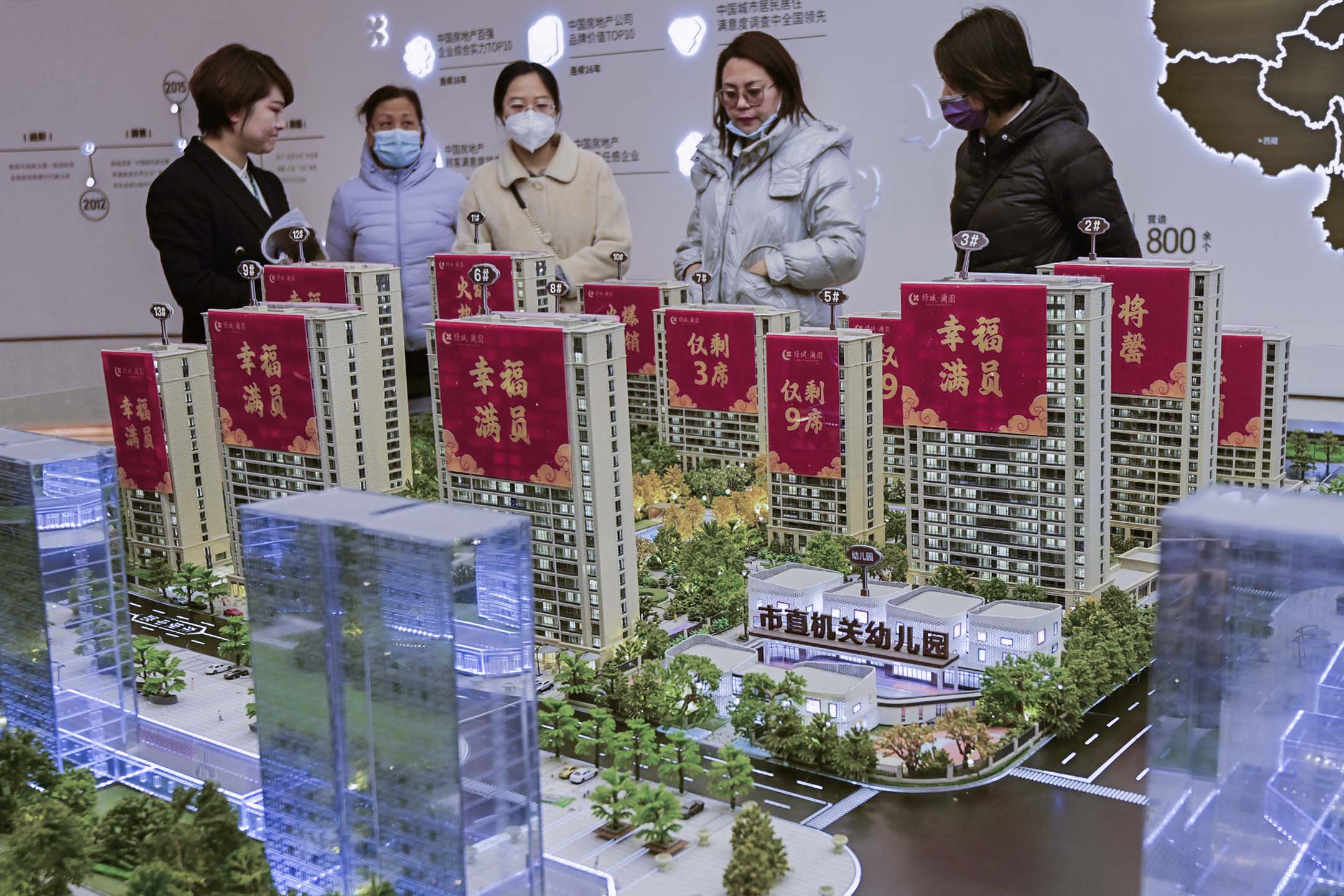 2023年3月15日,人們在山東省青州一家房地產開發公司的售樓處參觀。攝:CFOTO/Future Publishing via Getty Images