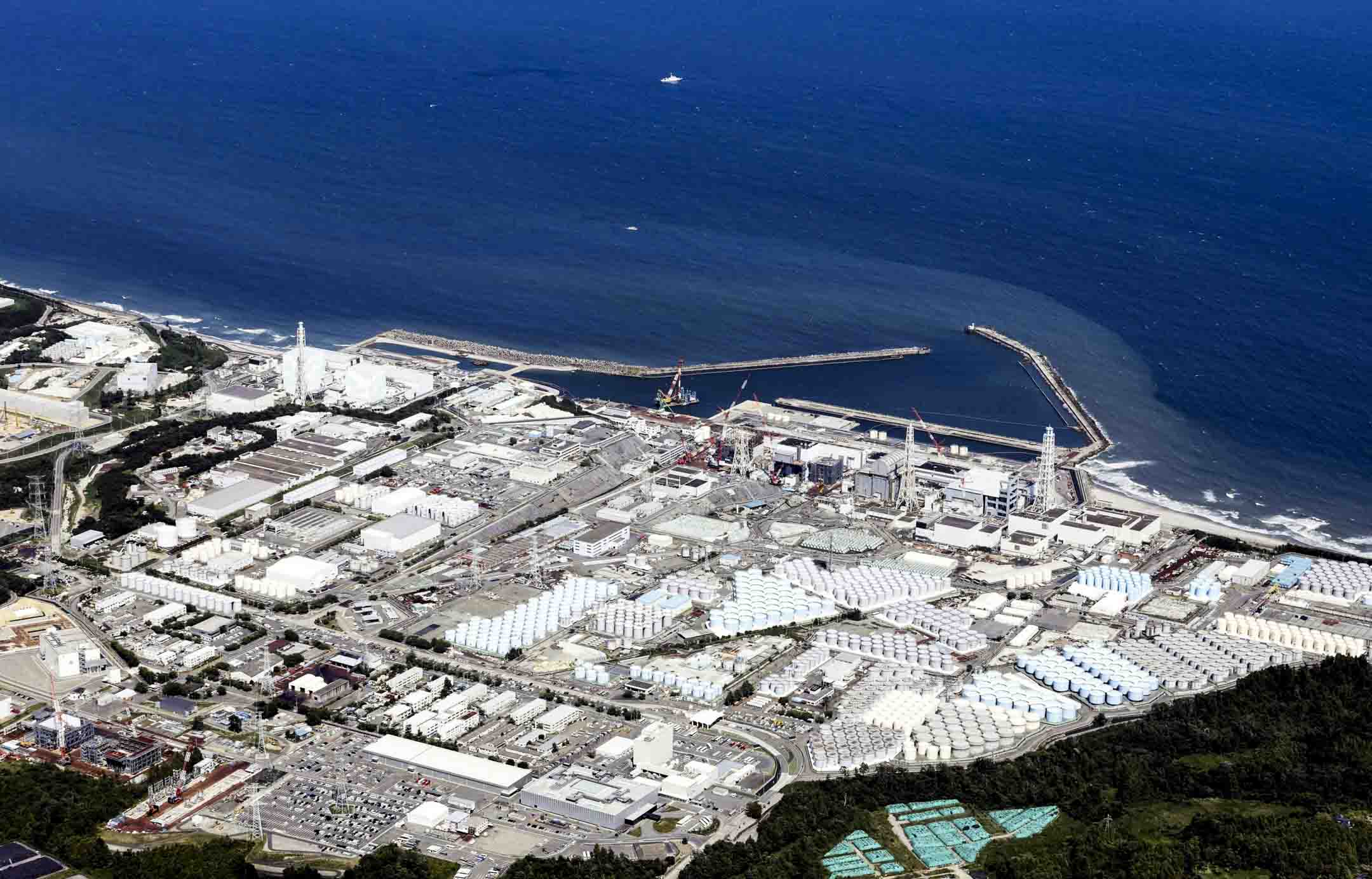 2023年8月24日，日本福岛县大隈町的福岛第一核电站鸟瞰图，该电站开始向太平洋释放经过处理的放射性水。摄：Kyodo/via Reuters/达志影像