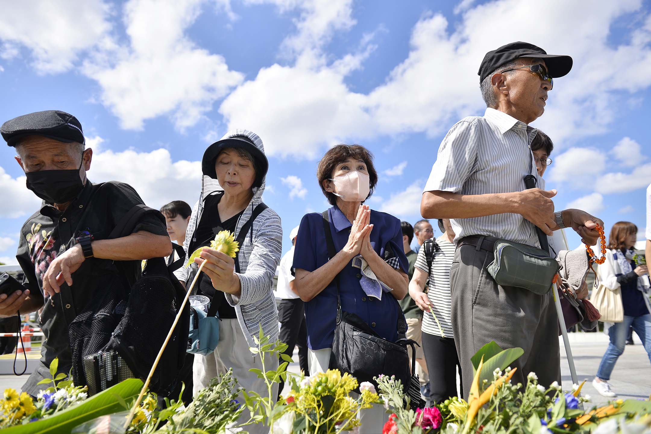 2023年8月6日,日本广岛,市民在和平纪念公园献花,纪念因原子弹遇害的死难者。摄:David Mareuil/Anadolu Agency via Getty Images