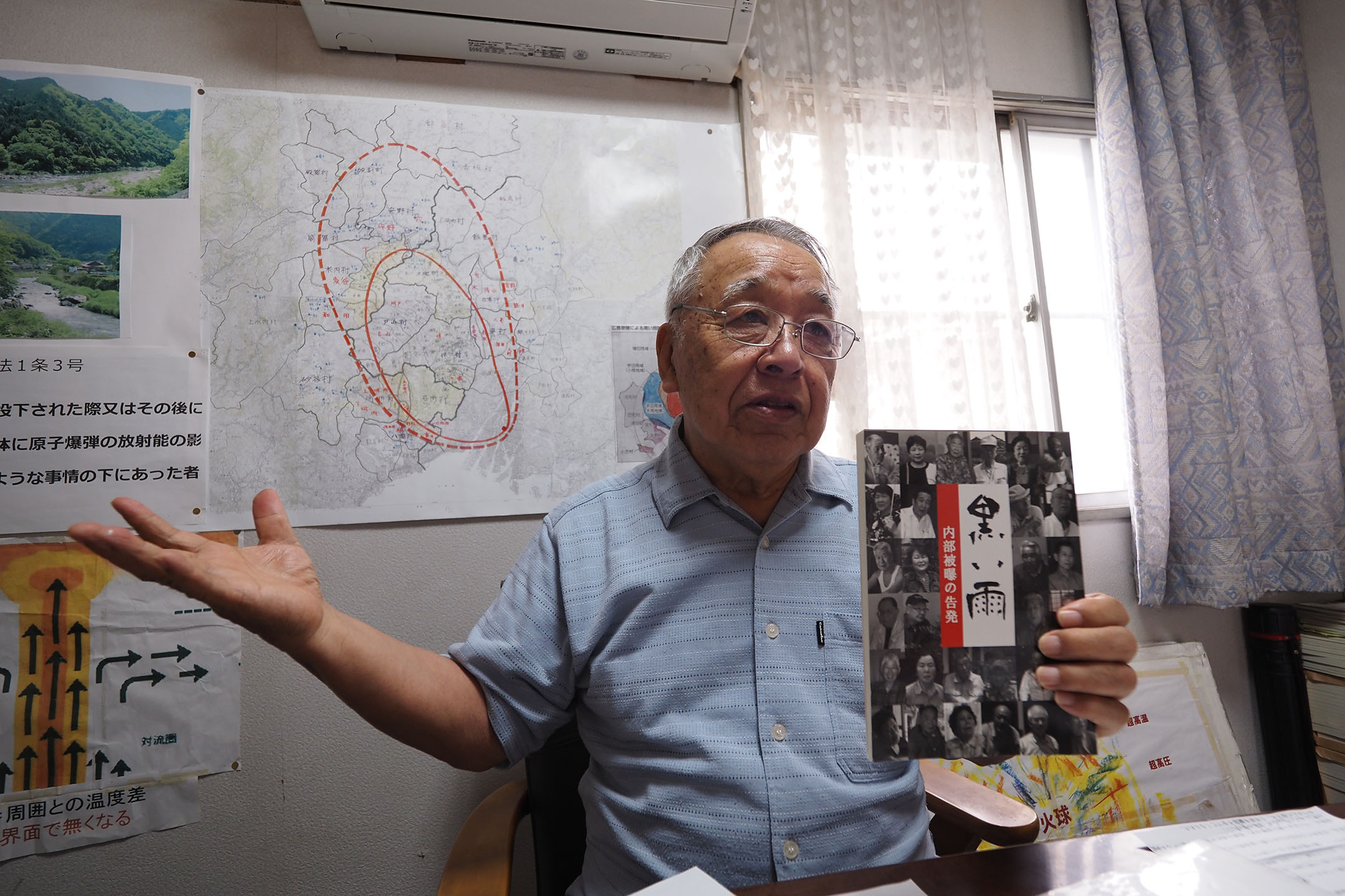 高东征二先生手上的书,是他和伙伴们亲自拜访各地方的黑雨受害者,将大家的经历记录下来的作品。摄:王子豪(作者提供)