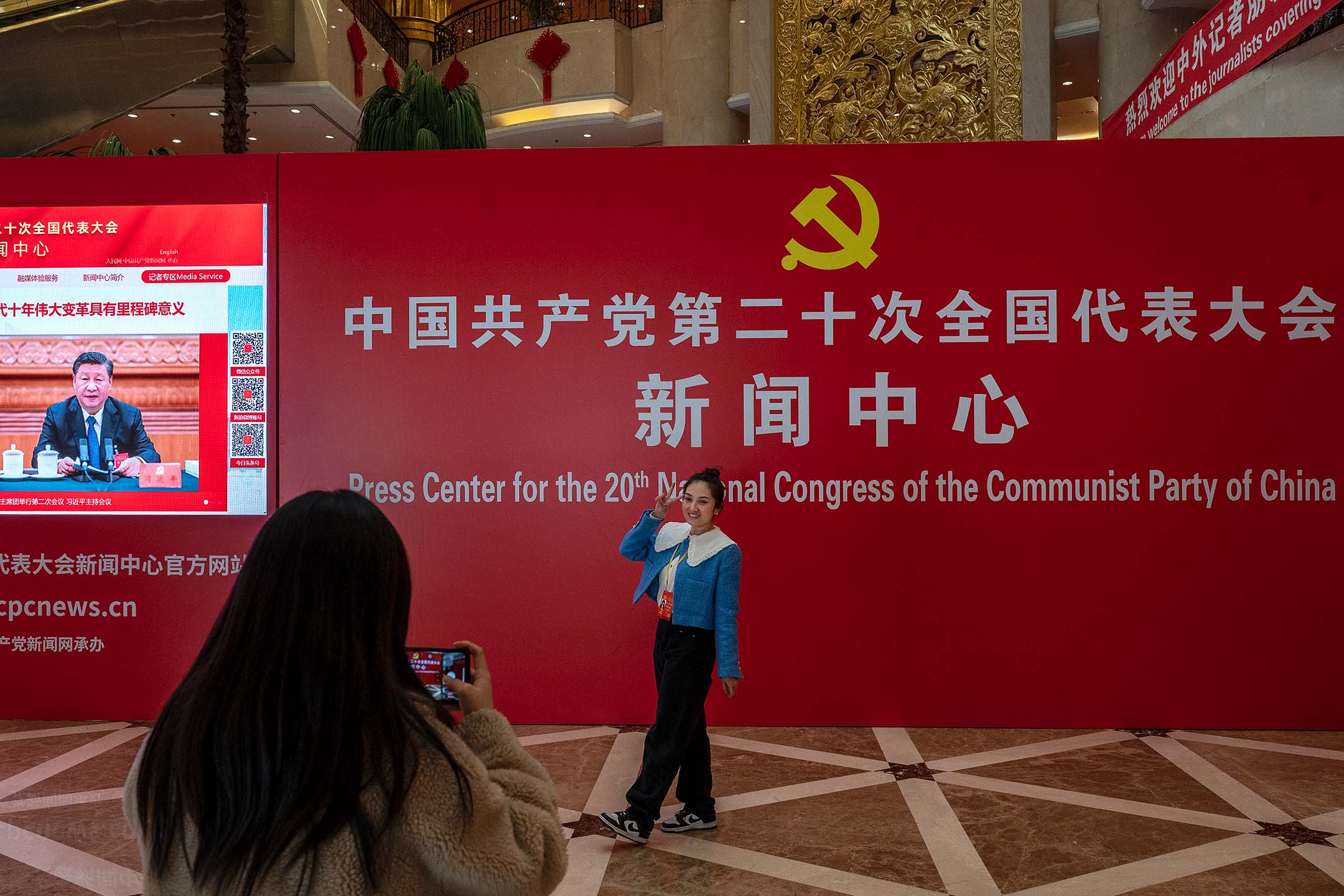 2022年10月20日,中國北京,一名記者在中共第二十次全國代表大會新聞中心拍照。攝:Kevin Frayer/Getty Images