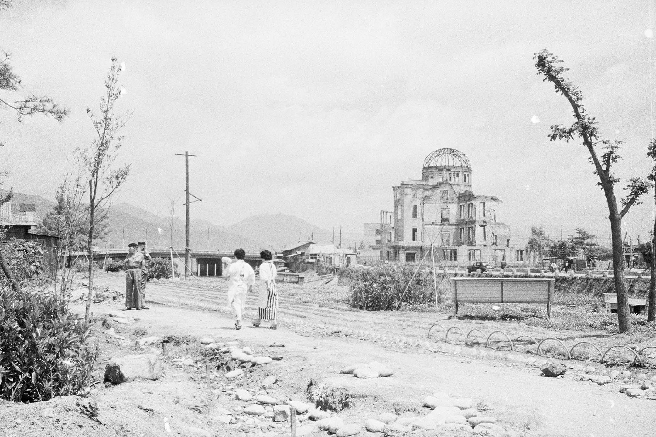 1945年,日本广岛受原子弹袭击后的照片。摄:Bettmann Archive/Getty Images