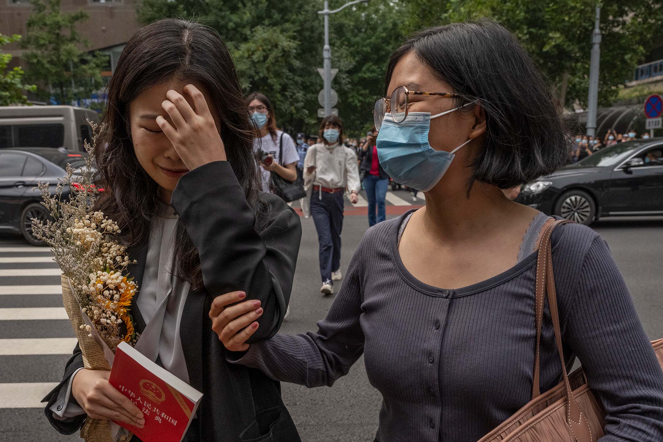 2021年9月14日,中国北京,#metoo运动者周晓璇(左)指控央视主持朱军性骚扰,遭法院以证据不足驳回诉讼。摄:Kevin Frayer/Getty Images