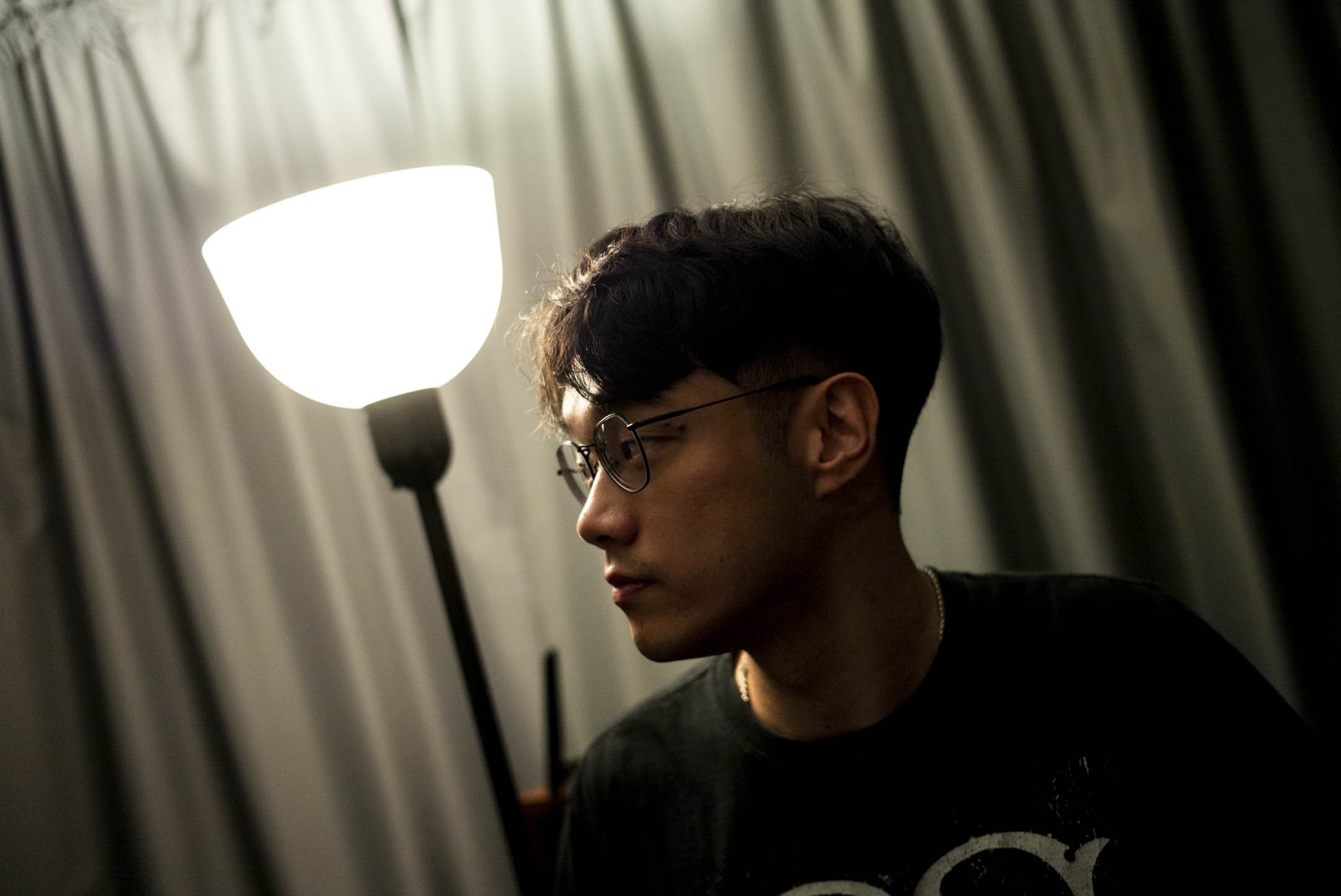 Tomii Chan,香港唱作、製作人,音樂由藍調、民謠發展出騷靈肌理。2023年發表首支廣東話作品〈說不清〉,探索創作語言和身份認同。攝:林振東/端傳媒