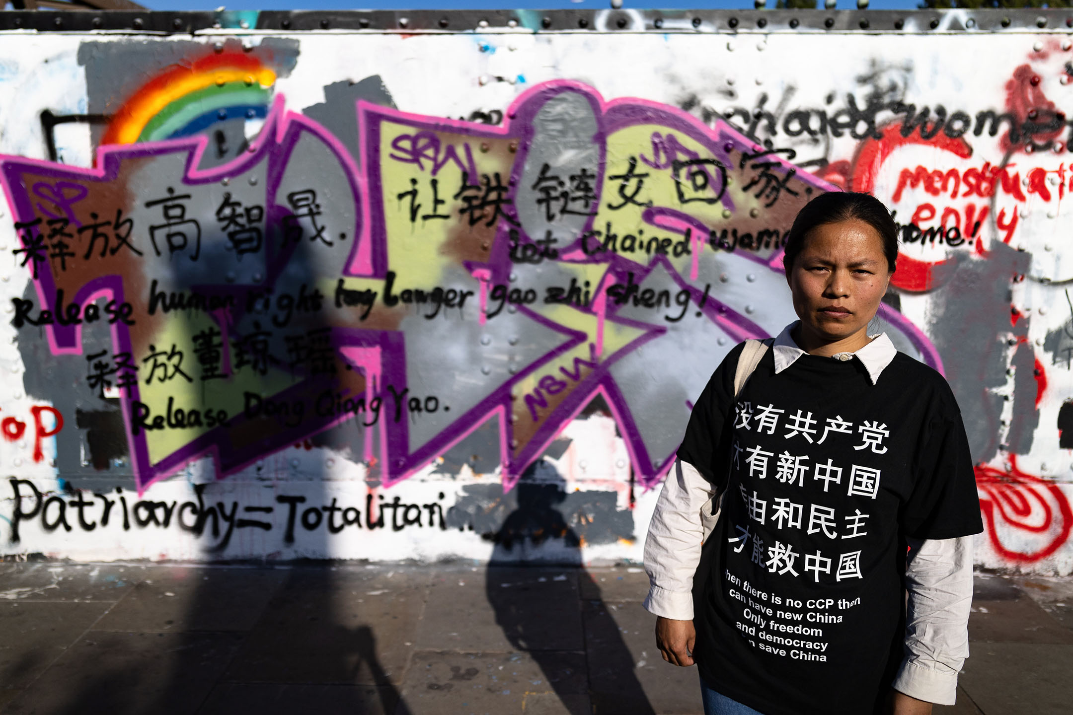 2023年8月11日,英國倫敦,一名女子站在倫敦塗鴉牆前。攝:May James/SOPA Images/LightRocket via Getty Images