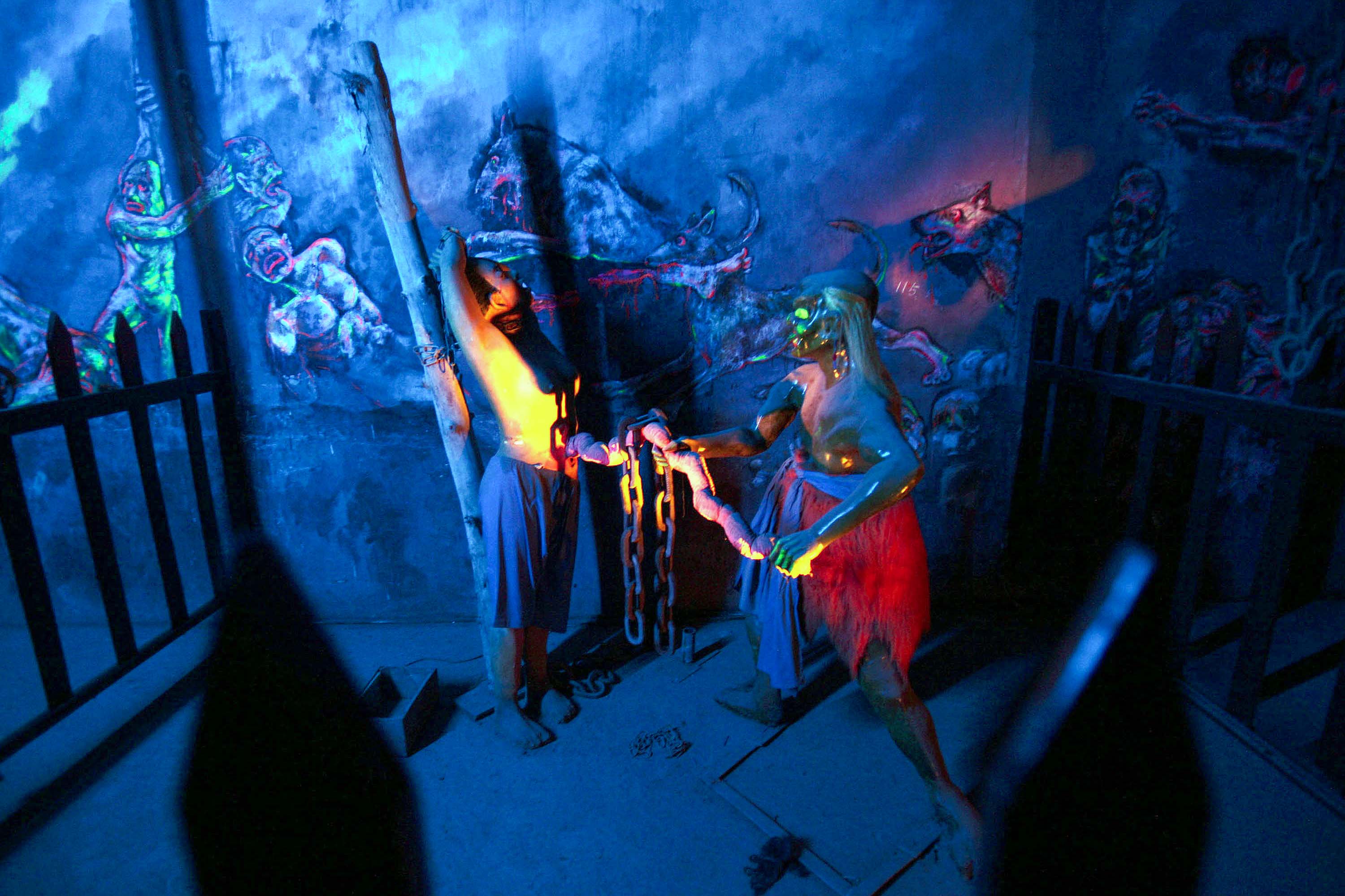2006年8月3日,重庆市丰都县,“鬼城”中可见地狱受难的雕塑。摄:China Photos/Getty Images