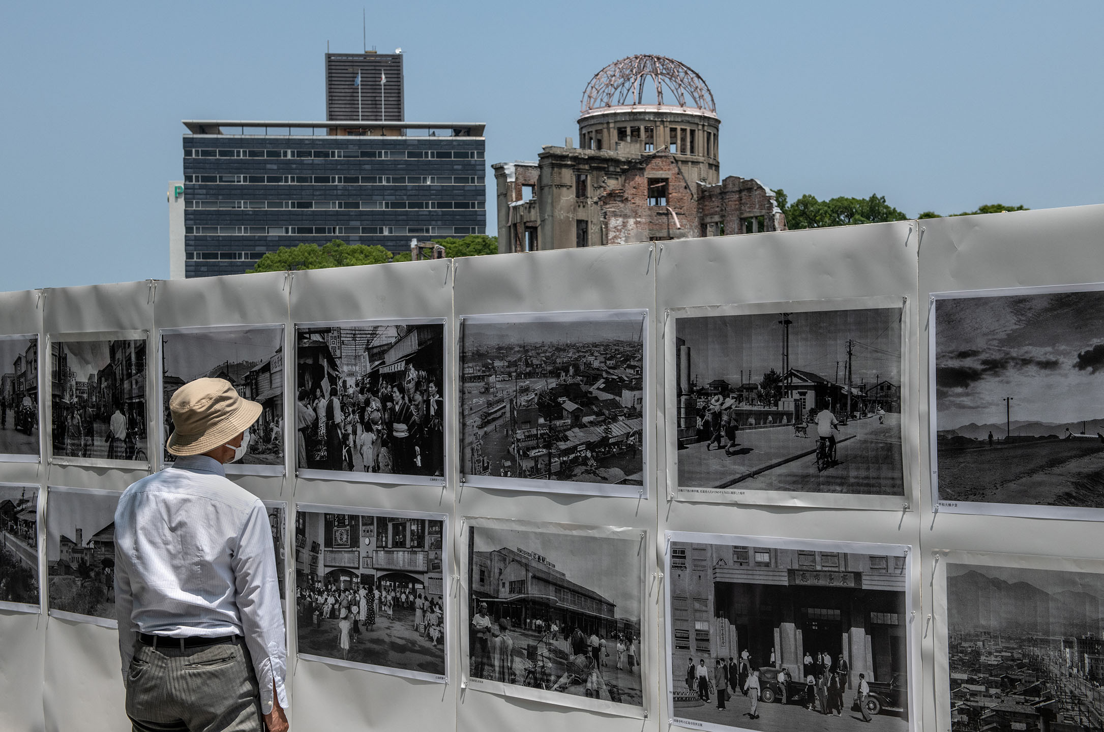 2020年8月5日,日本广岛,一名男子正在观看广岛被原子弹袭击摧毁后的照片展览。摄:Carl Court/Getty Images