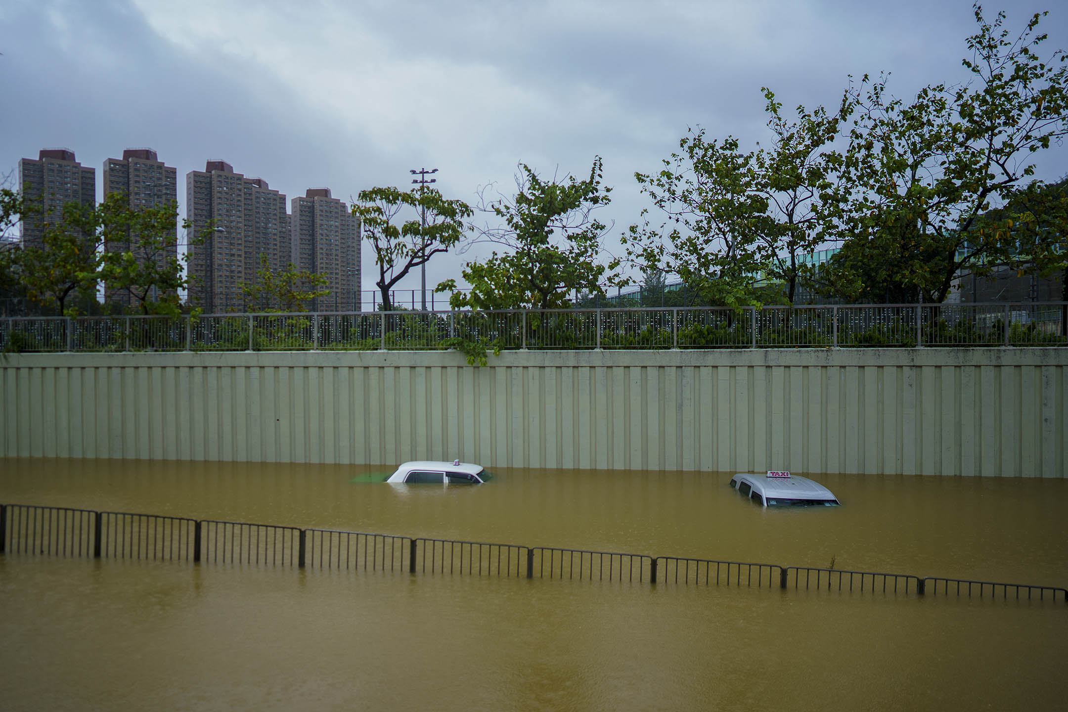 2023年9月8日,香港,暴雨期间,的士被洪水淹没。摄:Justin Chin/Bloomberg via Getty Images