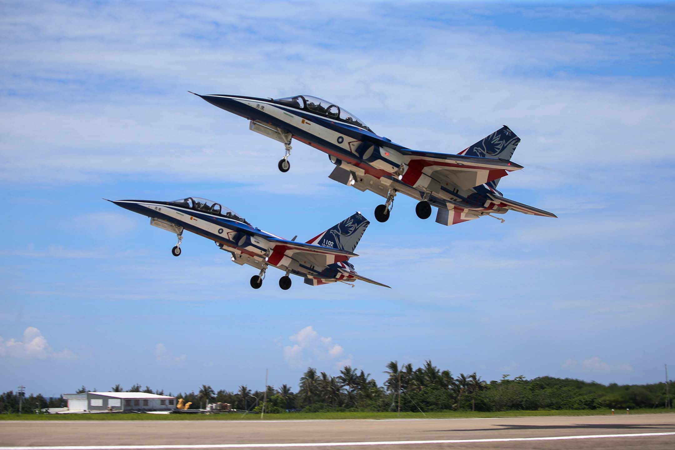 2022年7月6日,台灣空軍「勇鷹號」高教機在台東空軍基地的一次演示中起飛。攝:: I-Hwa Cheng/Bloomberg via Getty Images