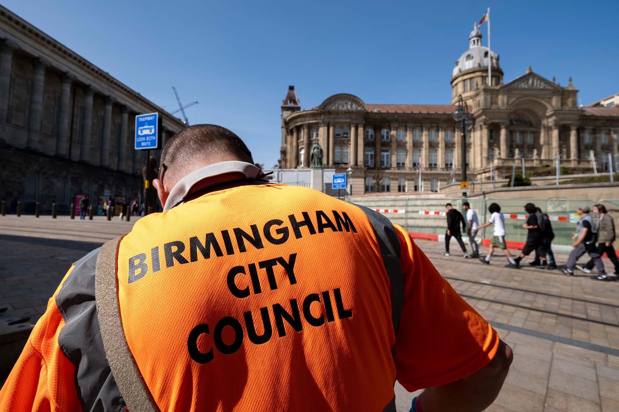  2023年9月5日，英國伯明翰，工人在市政廳大樓外廣場清潔。攝：Mike Kemp/In Pictures via Getty Images