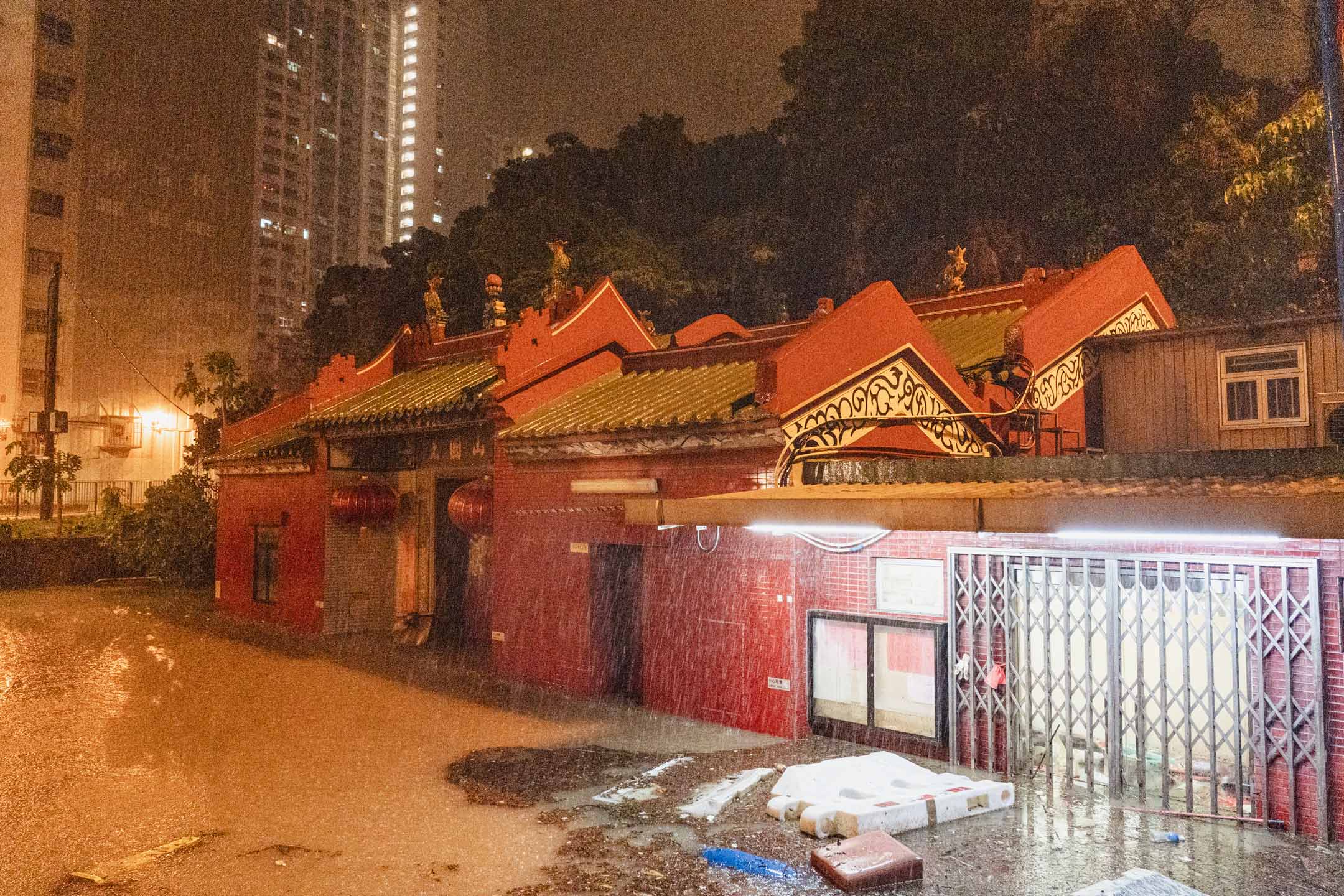 2023年9月8日,自有紀錄以來最大暴雨,彩虹一座寺廟被水淹至一半。攝:Ryan Lai/端傳媒