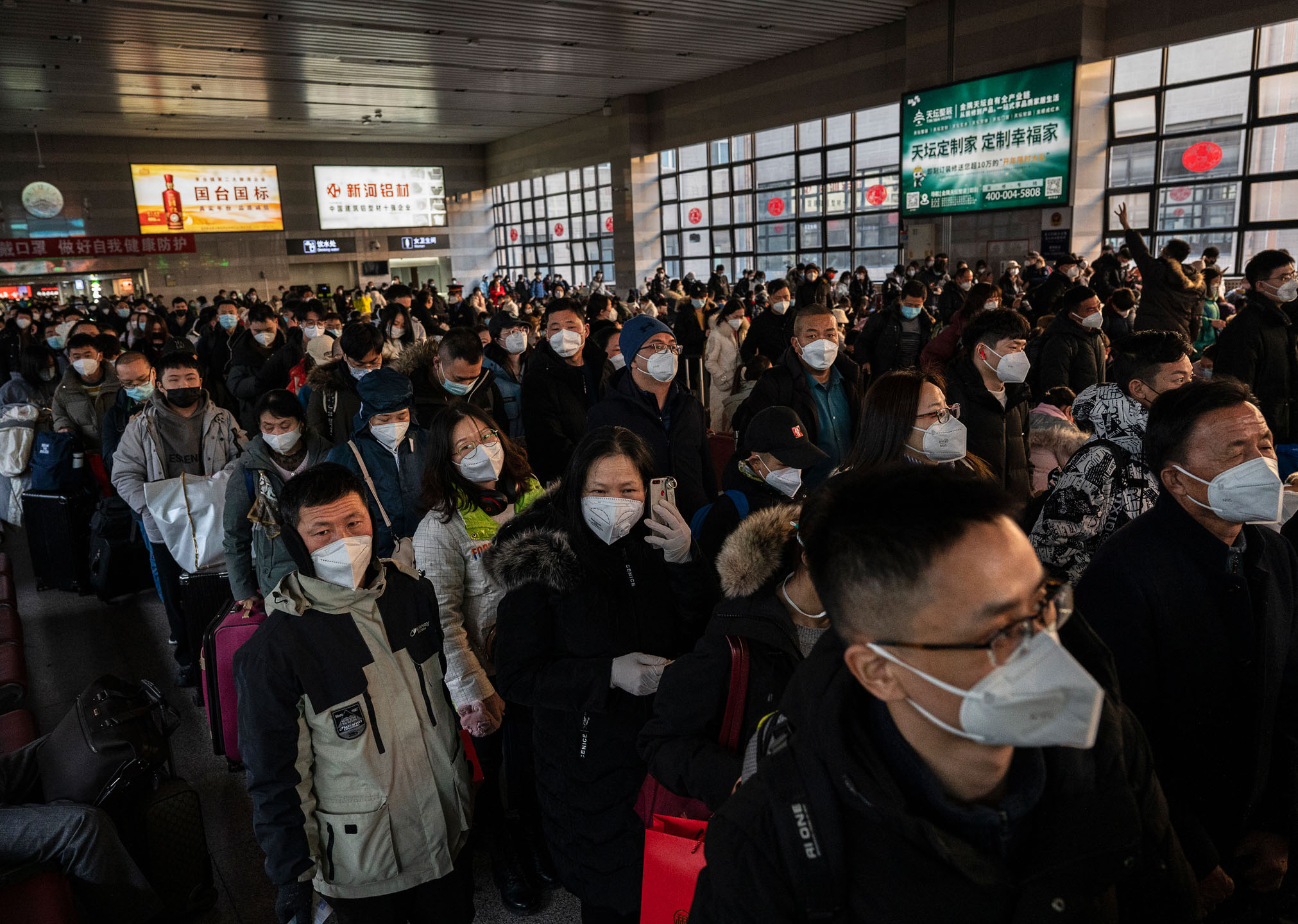 2023年1月20日，中國北京，大批市民在高鐵站等待乘搭高鐵，回家過年。攝：Kevin Frayer/Getty Images