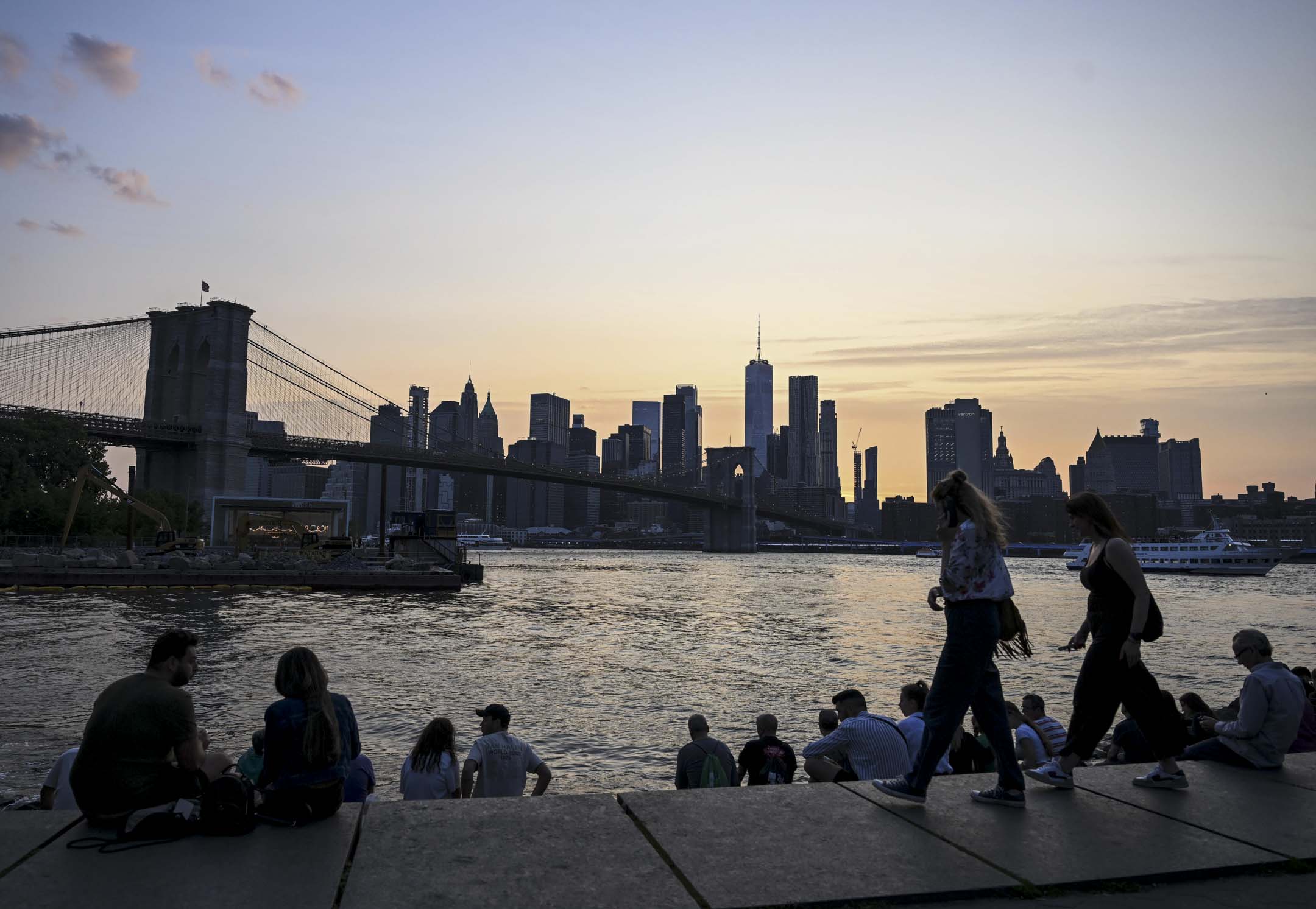 2023年6月13日,美国,人们在日落时分看到布鲁克林大桥。摄:Fatih Aktas/Anadolu Agency via Getty Images