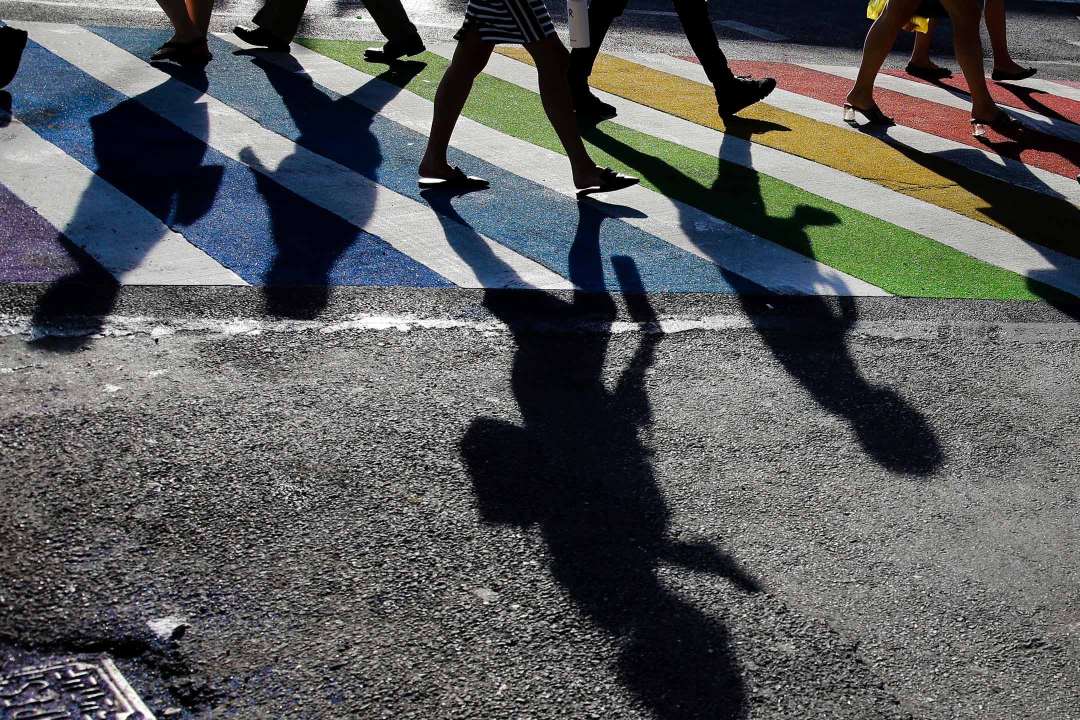 2019年6月27日,美国纽约,行人彩虹色的道路上行走。摄:Frank Franklin II/AP/达志影像