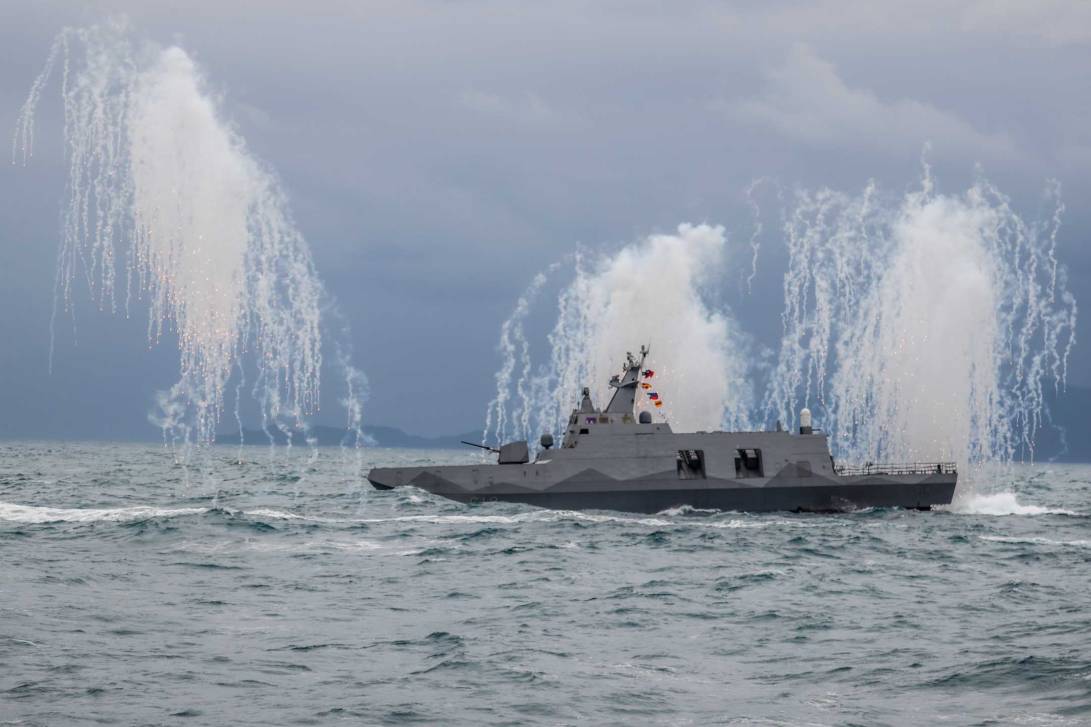 2022年1月7日,沱江號巡邏艦在操演中施放T-MASS多頻譜干擾彈。攝:Ceng Shou Yi/NurPhoto via Getty Images