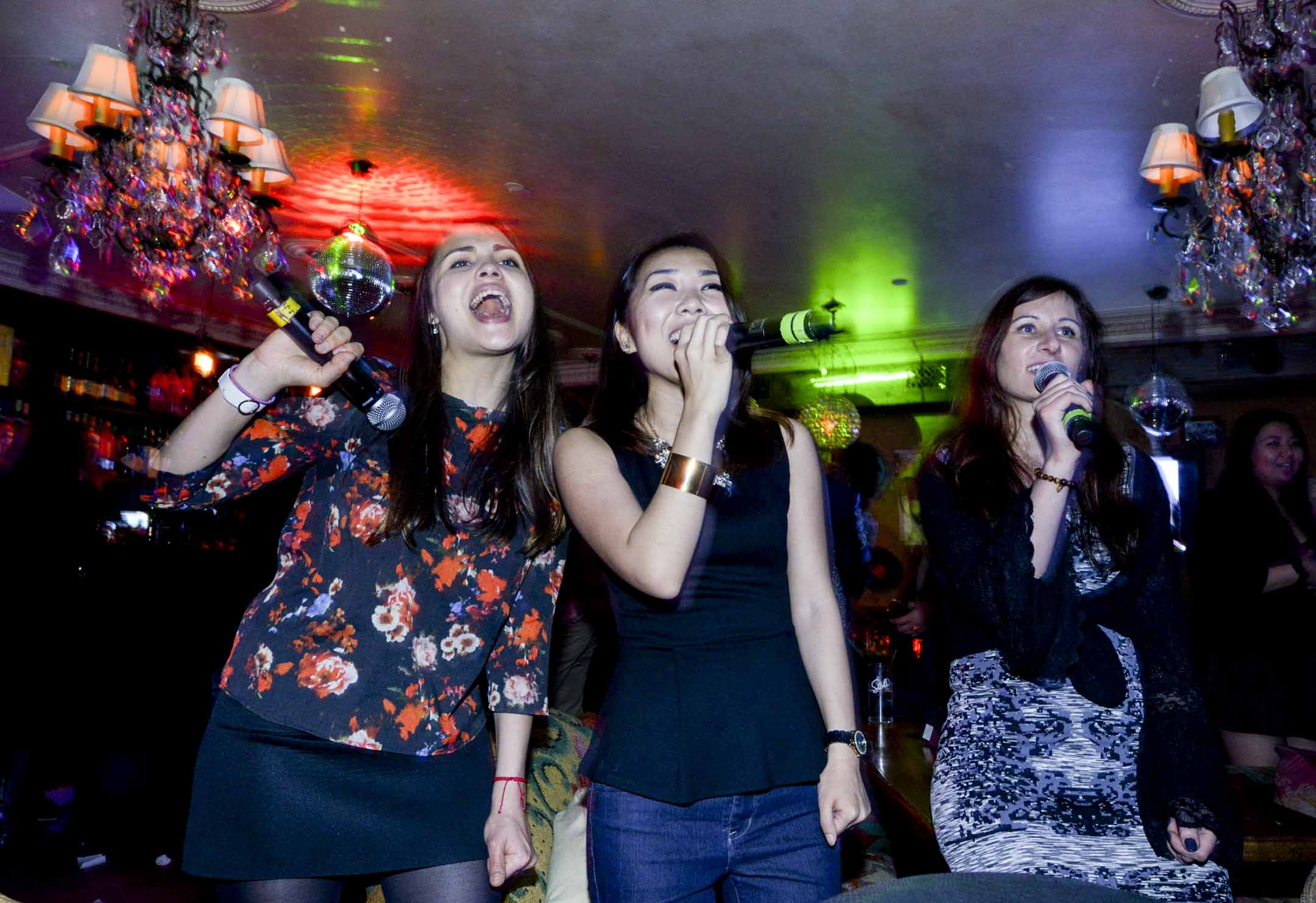 华盛顿一间酒吧顾客在卡拉 OK 之夜唱歌。摄:Molly Riley for the Washington Post